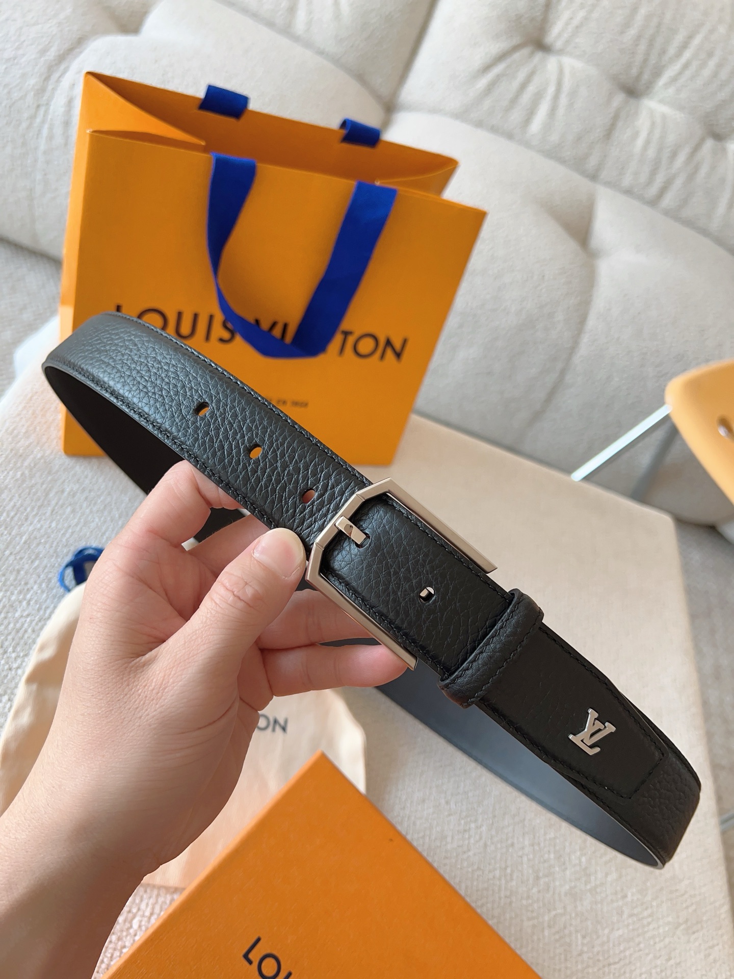 Louis Vuitton 代购级 LV休闲针扣系列 Heritage 腰带选取粒面和光滑皮革 以拉丝金属弧形搭扣彰显优雅格调