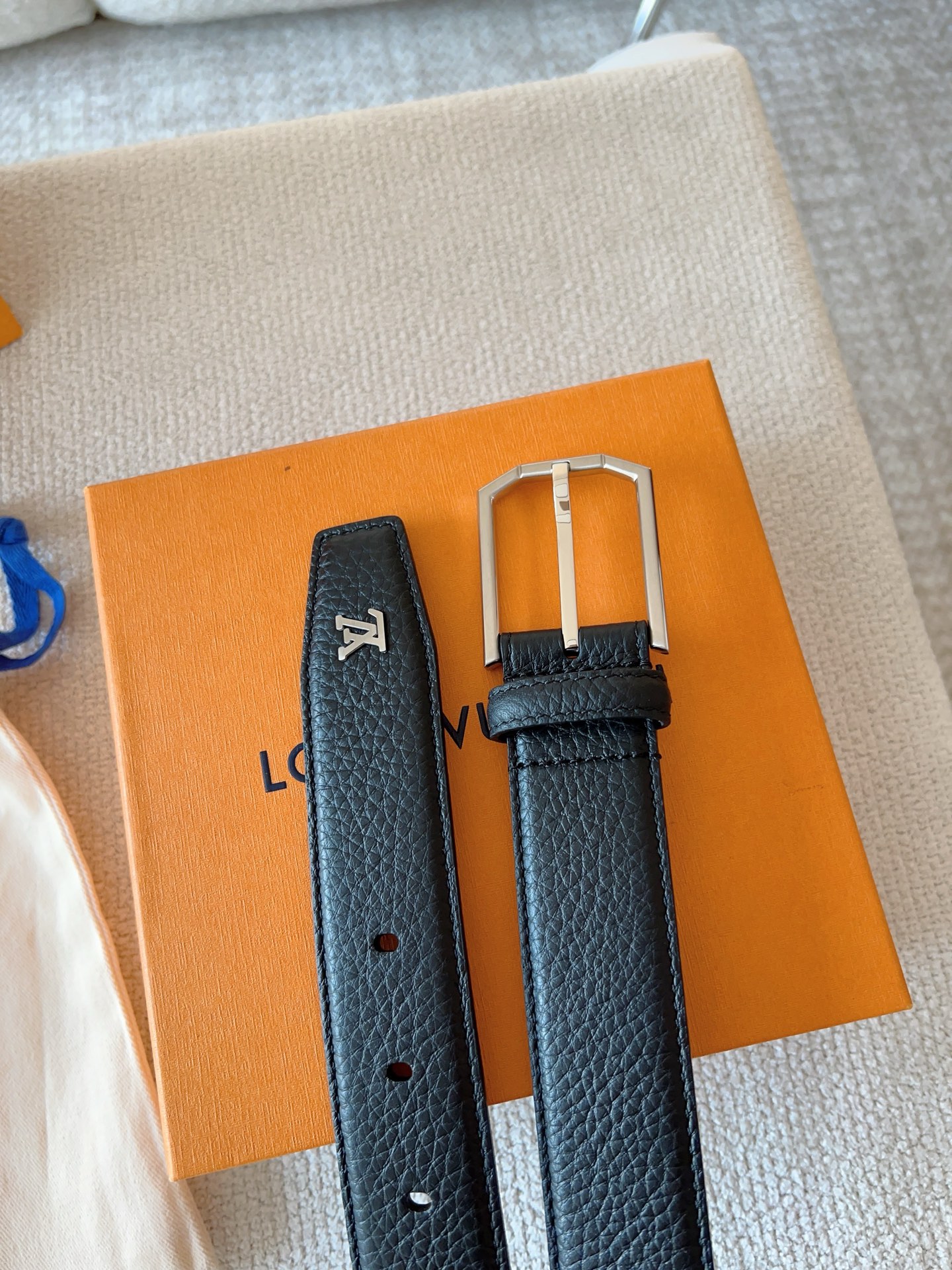 Louis Vuitton 代购级 LV休闲针扣系列 Heritage 腰带选取粒面和光滑皮革 以拉丝金属弧形搭扣彰显优雅格调