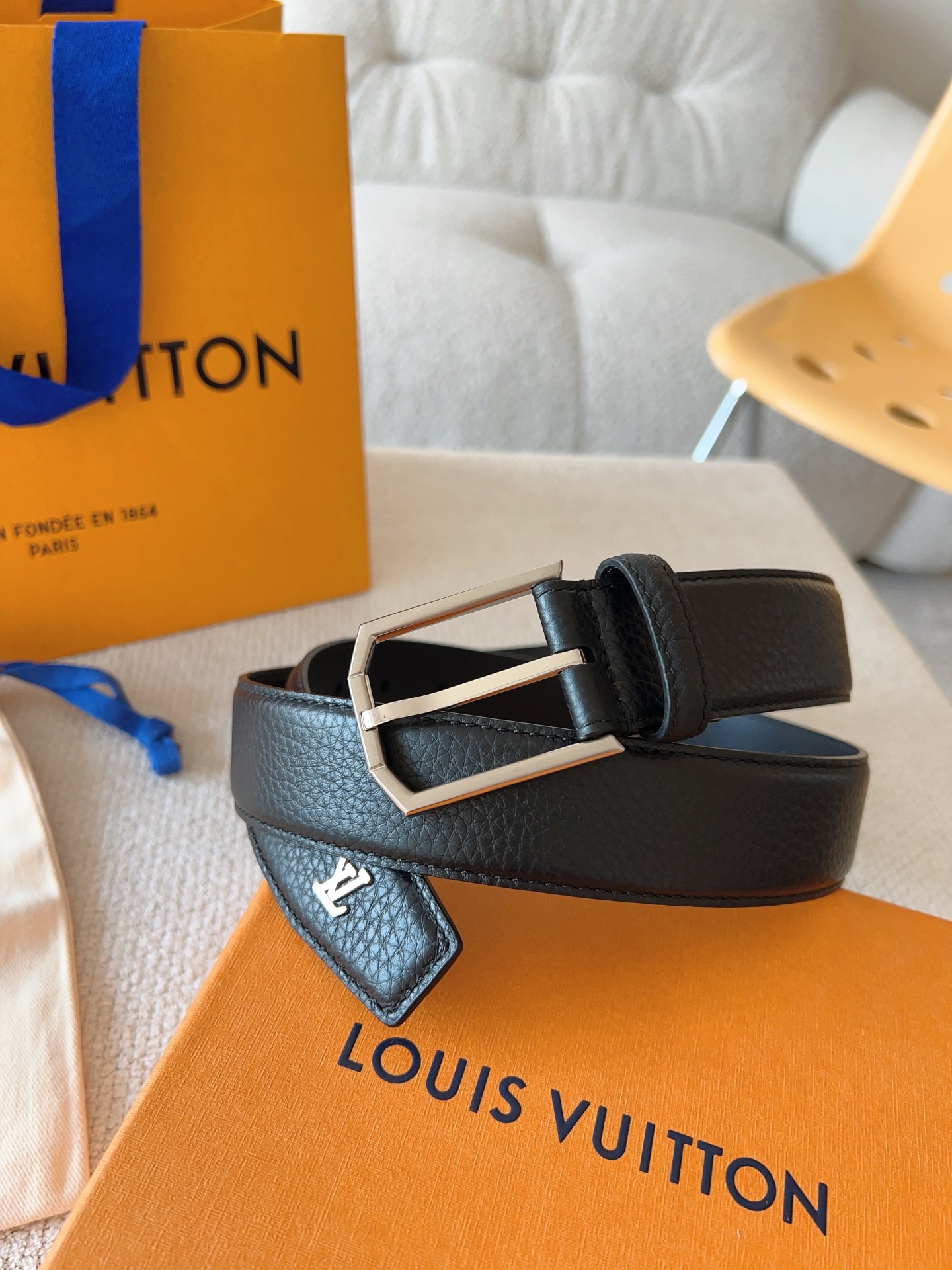 Louis Vuitton 代购级 LV休闲针扣系列 Heritage 腰带选取粒面和光滑皮革 以拉丝金属弧形搭扣彰显优雅格调