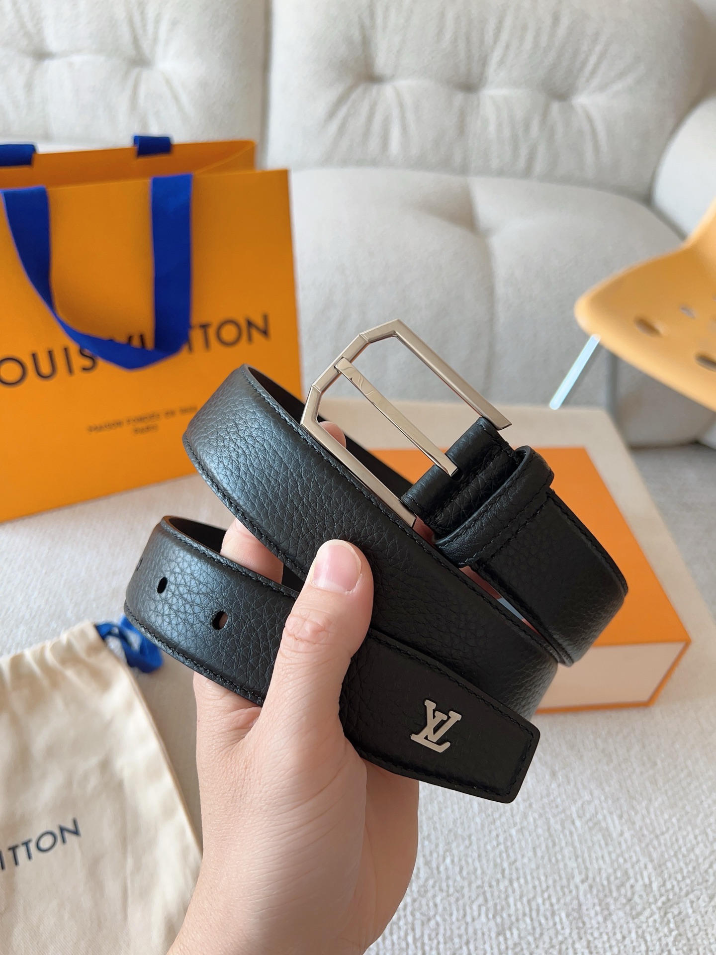 Louis Vuitton 代购级 LV休闲针扣系列 Heritage 腰带选取粒面和光滑皮革 以拉丝金属弧形搭扣彰显优雅格调