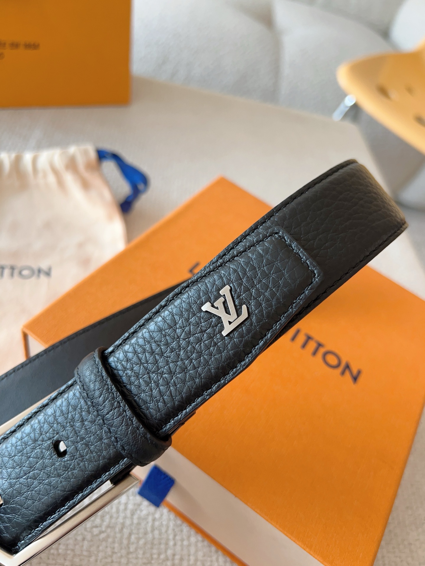 Louis Vuitton 代购级 LV休闲针扣系列 Heritage 腰带选取粒面和光滑皮革 以拉丝金属弧形搭扣彰显优雅格调