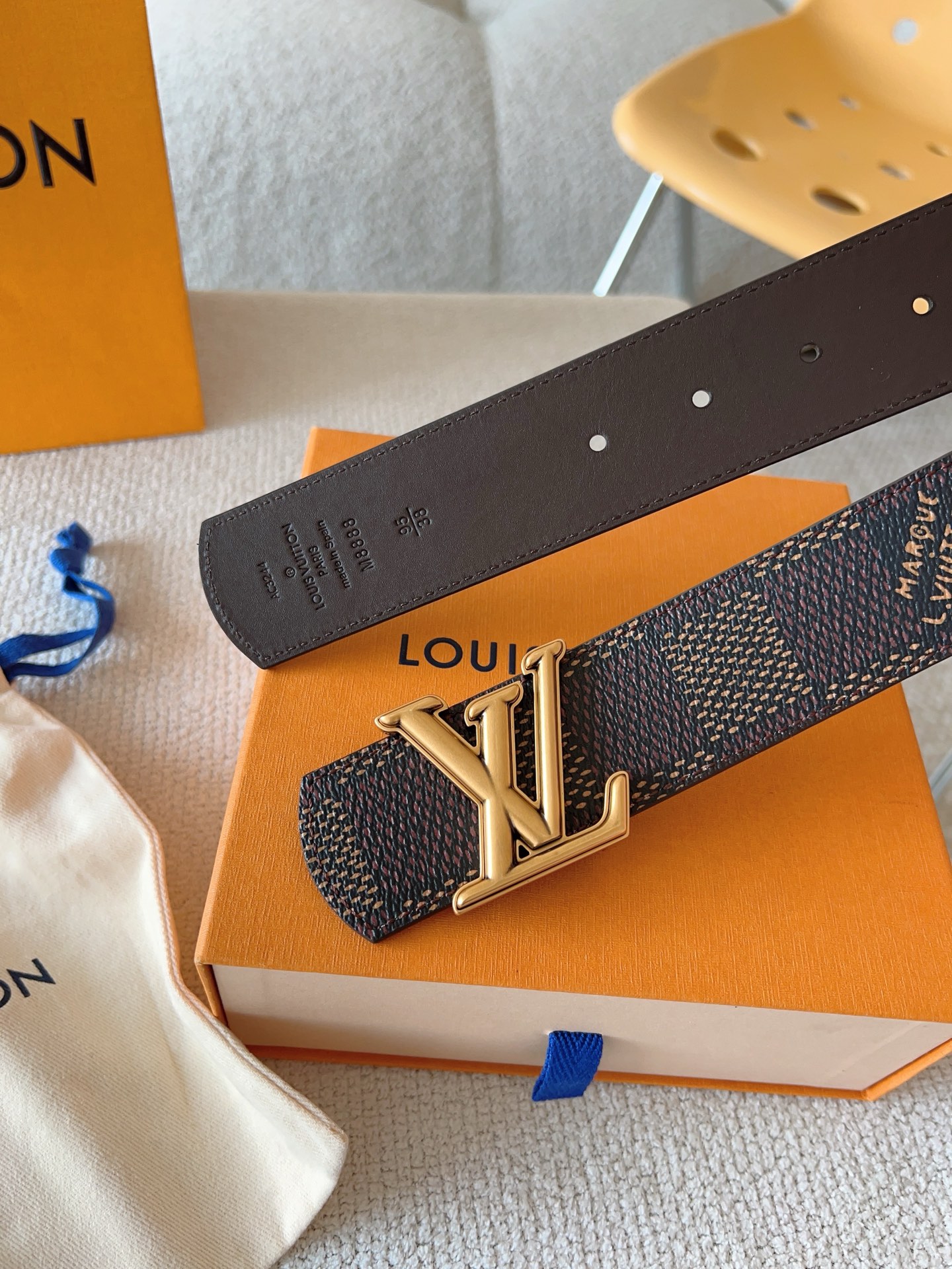 Louis Vuitton 代购级 LV Dimension 双面腰带将创意传承与华美街头风范共冶一炉 彰显创意总监 Pharrell Williams 的 远见