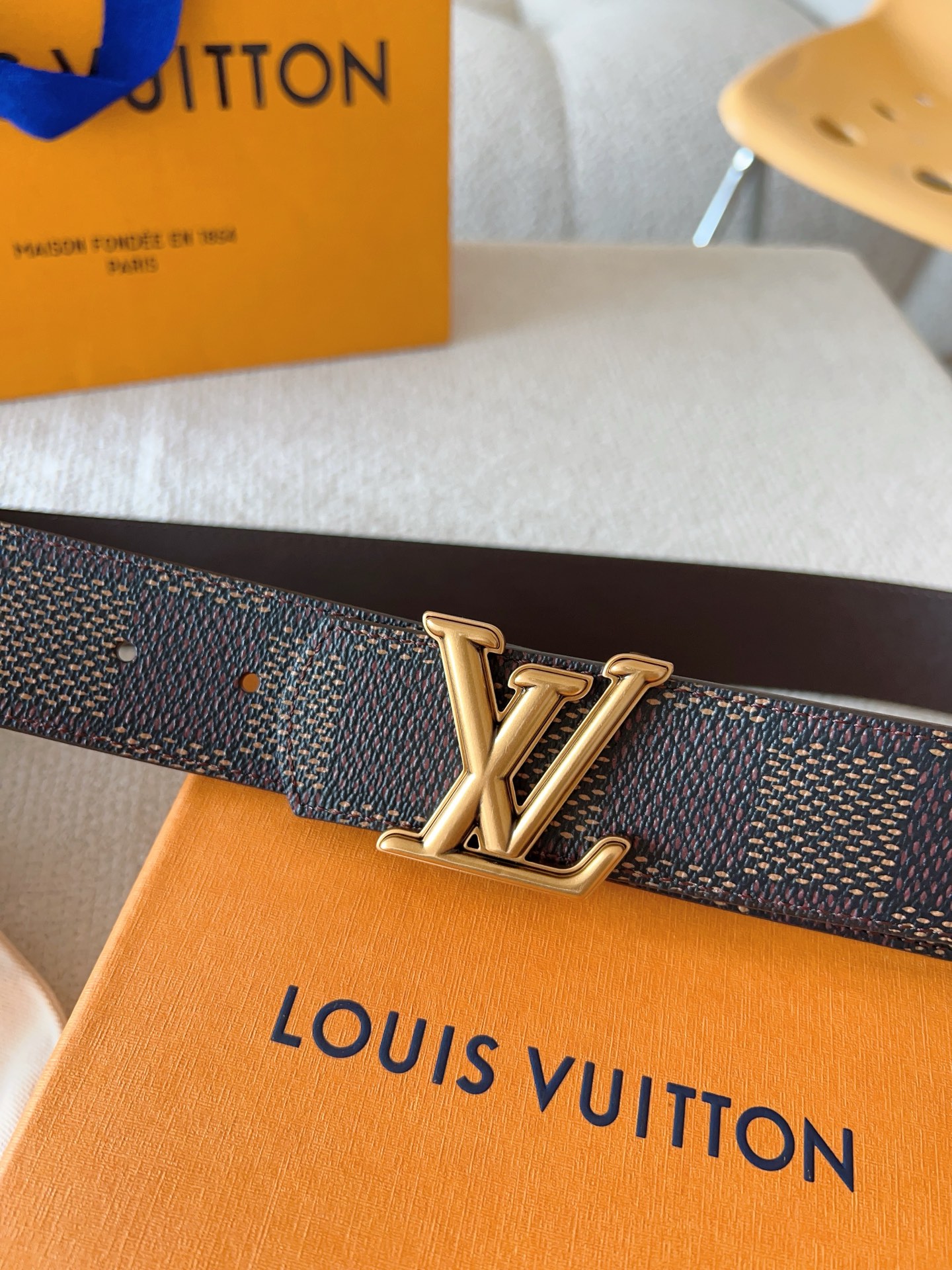Louis Vuitton 代购级 LV Dimension 双面腰带将创意传承与华美街头风范共冶一炉 彰显创意总监 Pharrell Williams 的 远见