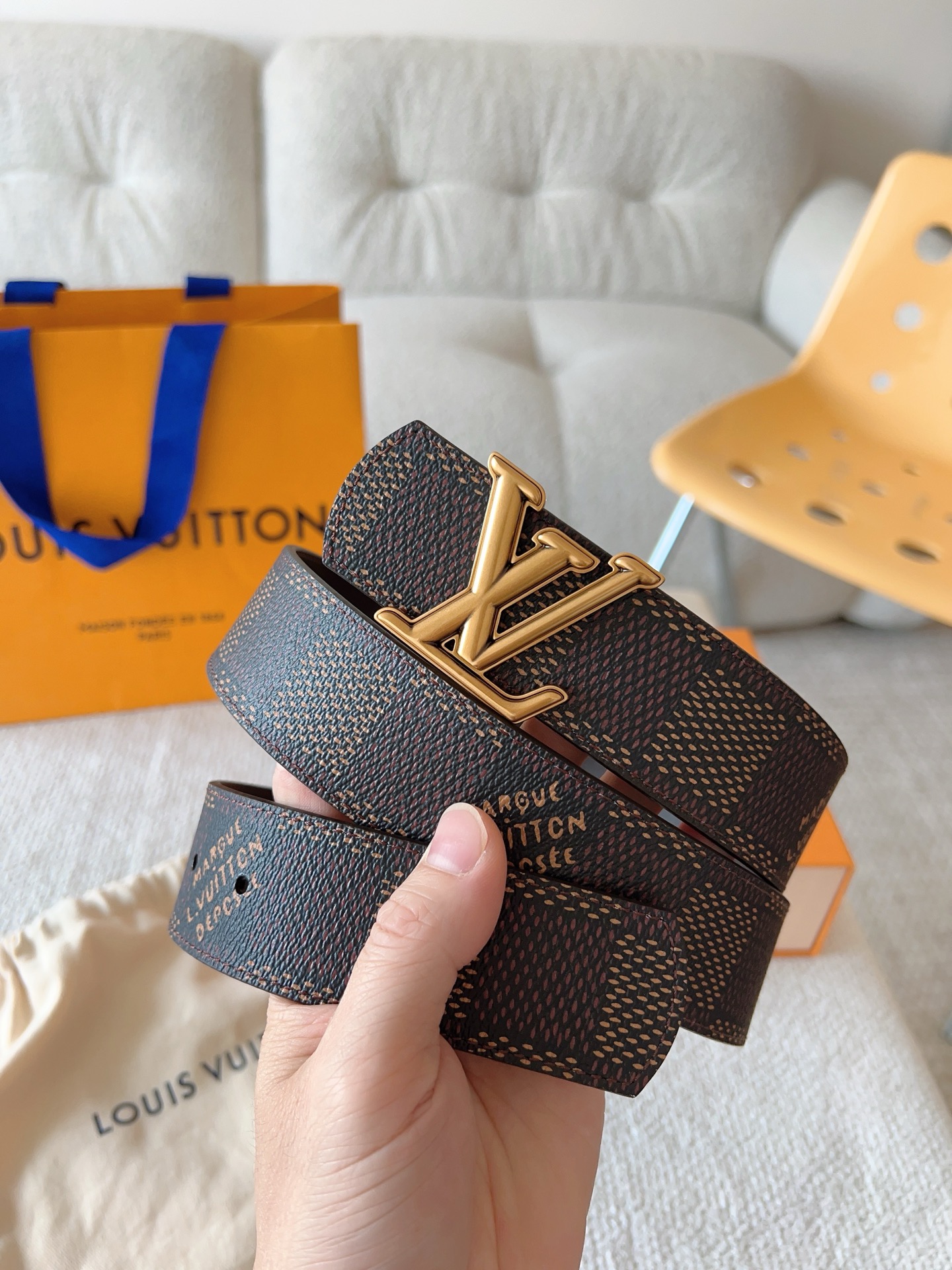 Louis Vuitton 代购级 LV Dimension 双面腰带将创意传承与华美街头风范共冶一炉 彰显创意总监 Pharrell Williams 的 远见