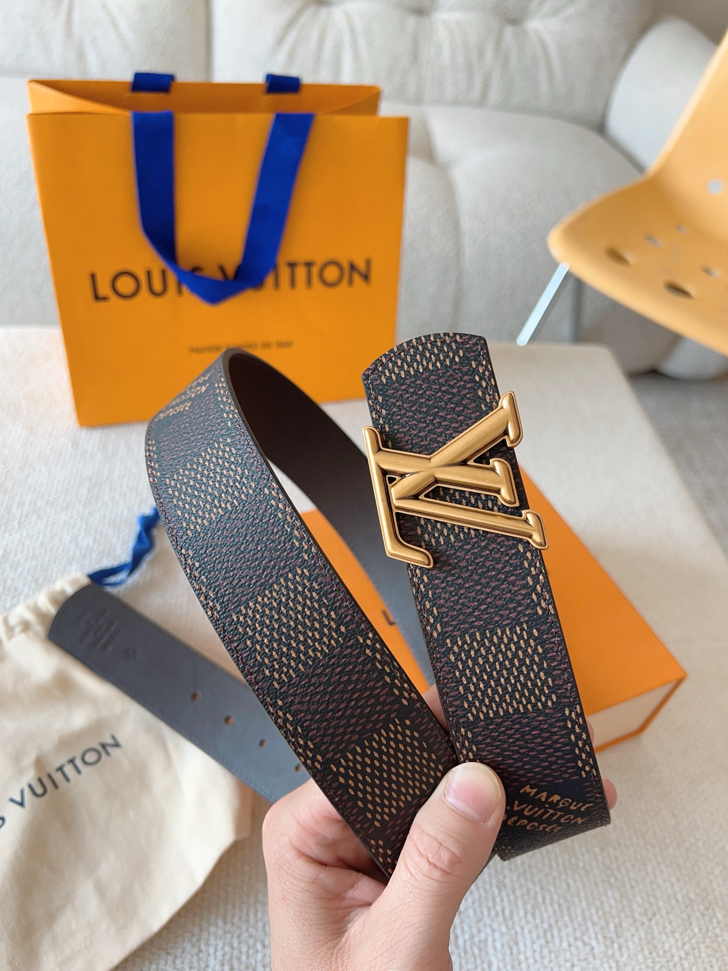 Louis Vuitton 代购级 LV Dimension 双面腰带将创意传承与华美街头风范共冶一炉 彰显创意总监 Pharrell Williams 的 远见