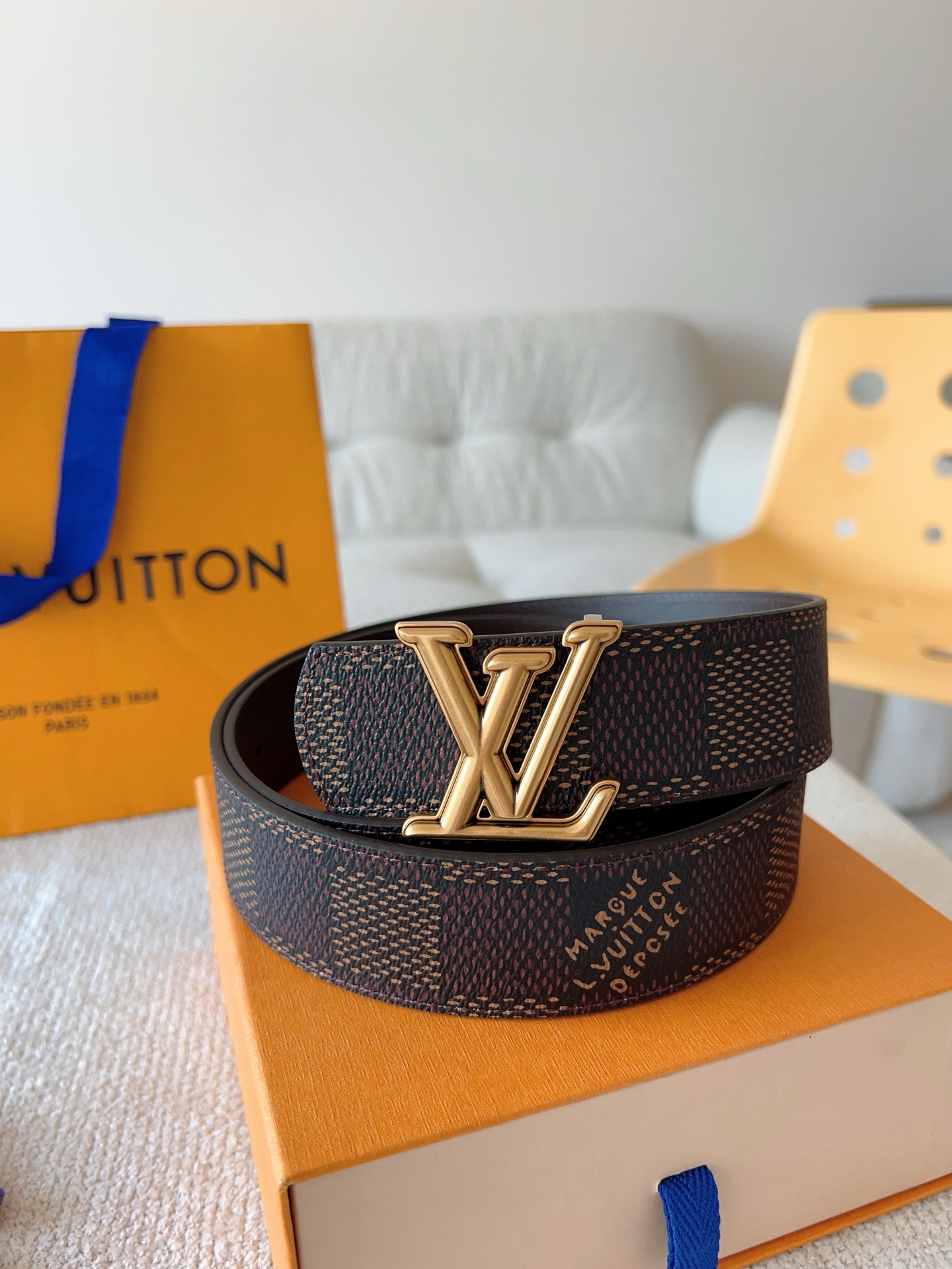 Louis Vuitton 代购级 LV Dimension 双面腰带将创意传承与华美街头风范共冶一炉 彰显创意总监 Pharrell Williams 的 远见