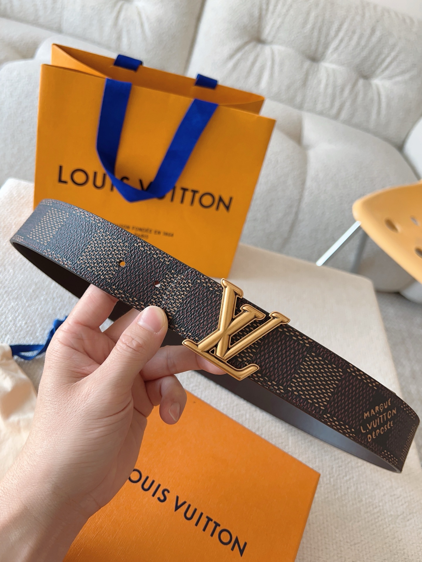 Louis Vuitton 代购级 LV Dimension 双面腰带将创意传承与华美街头风范共冶一炉 彰显创意总监 Pharrell Williams 的 远见