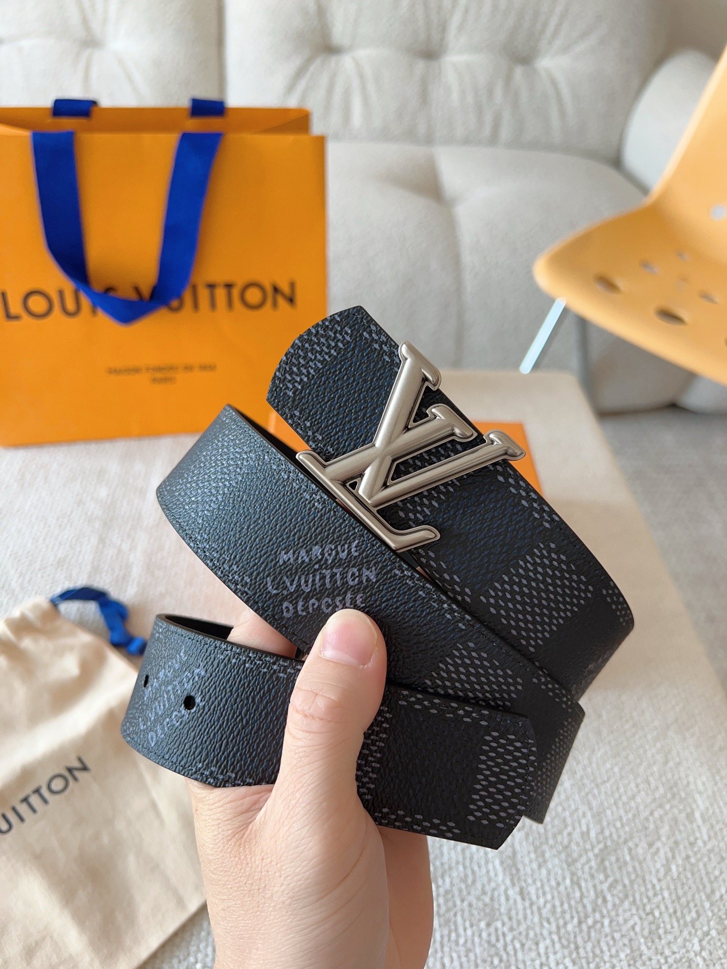 Louis Vuitton 代购级 LV Dimension 双面腰带将创意传承与华美街头风范共冶一炉 彰显创意总监 Pharrell Williams 的 远见