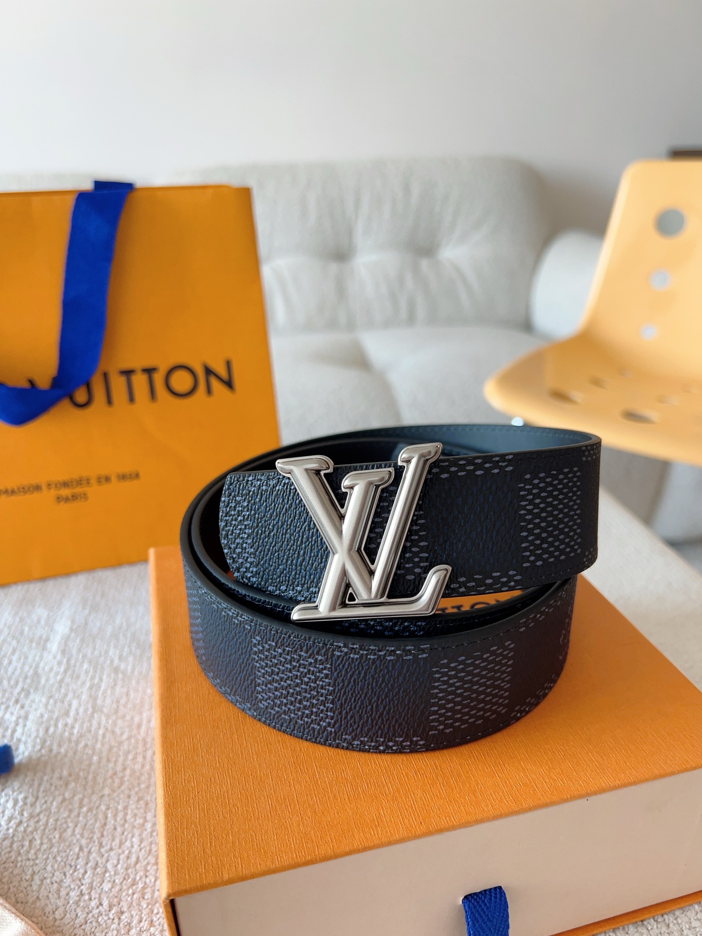 Louis Vuitton 代购级 LV Dimension 双面腰带将创意传承与华美街头风范共冶一炉 彰显创意总监 Pharrell Williams 的 远见
