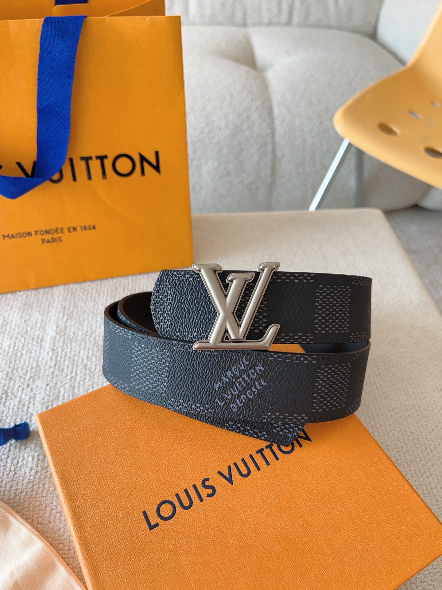 Louis Vuitton 代购级 LV Dimension 双面腰带将创意传承与华美街头风范共冶一炉 彰显创意总监 Pharrell Williams 的 远见