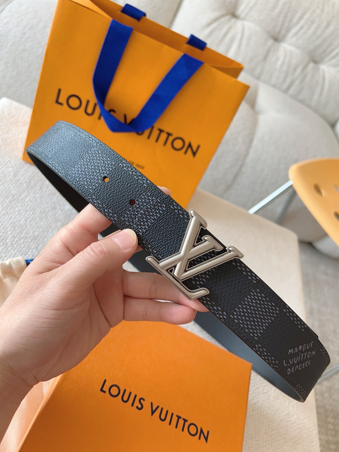 Louis Vuitton 代购级 LV Dimension 双面腰带将创意传承与华美街头风范共冶一炉 彰显创意总监 Pharrell Williams 的 远见