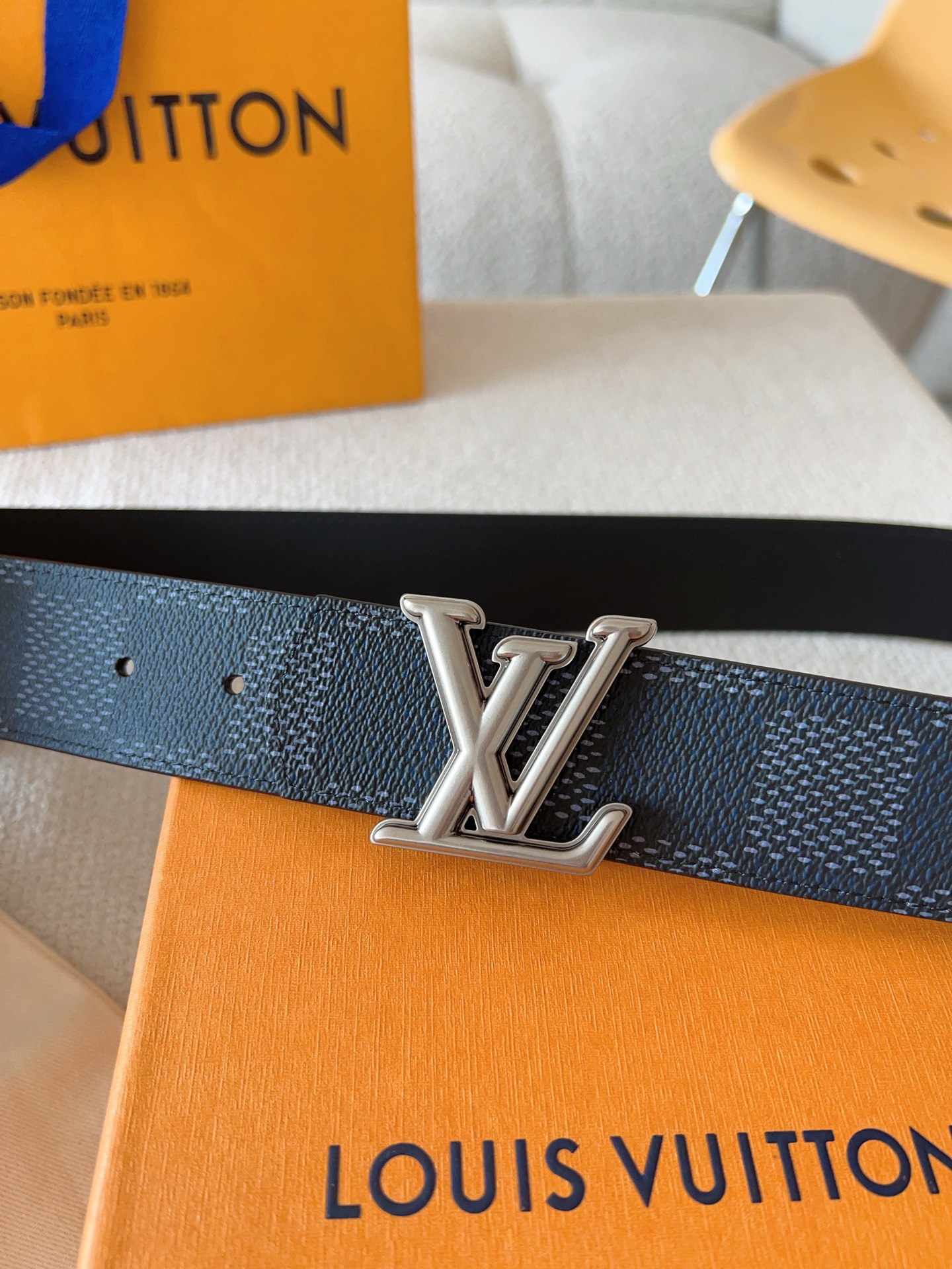 Louis Vuitton 代购级 LV Dimension 双面腰带将创意传承与华美街头风范共冶一炉 彰显创意总监 Pharrell Williams 的 远见
