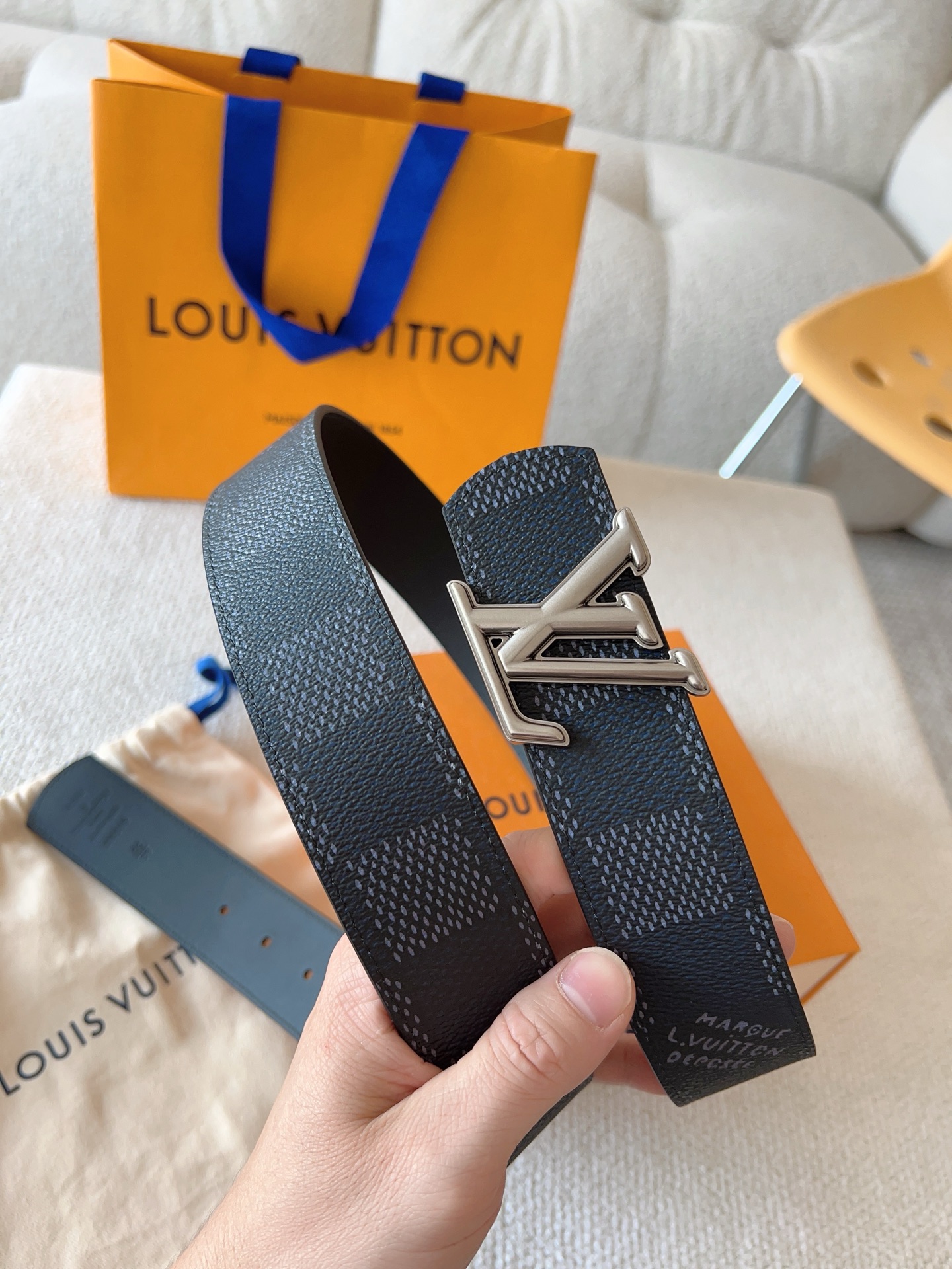 Louis Vuitton 代购级 LV Dimension 双面腰带将创意传承与华美街头风范共冶一炉 彰显创意总监 Pharrell Williams 的 远见
