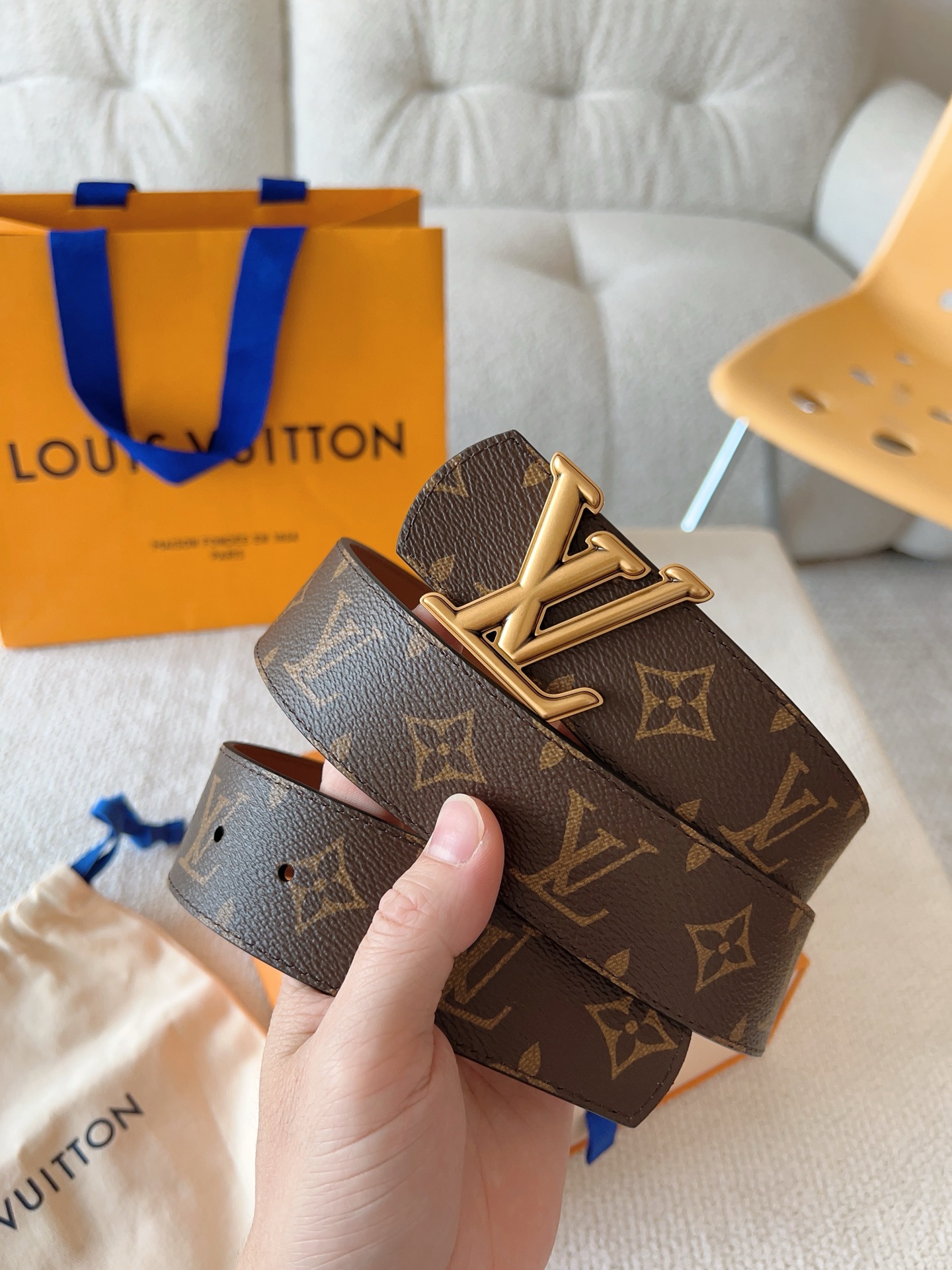 Louis Vuitton 代购级 LV Dimension 双面腰带将创意传承与华美街头风范共冶一炉 彰显创意总监 Pharrell Williams 的 远见