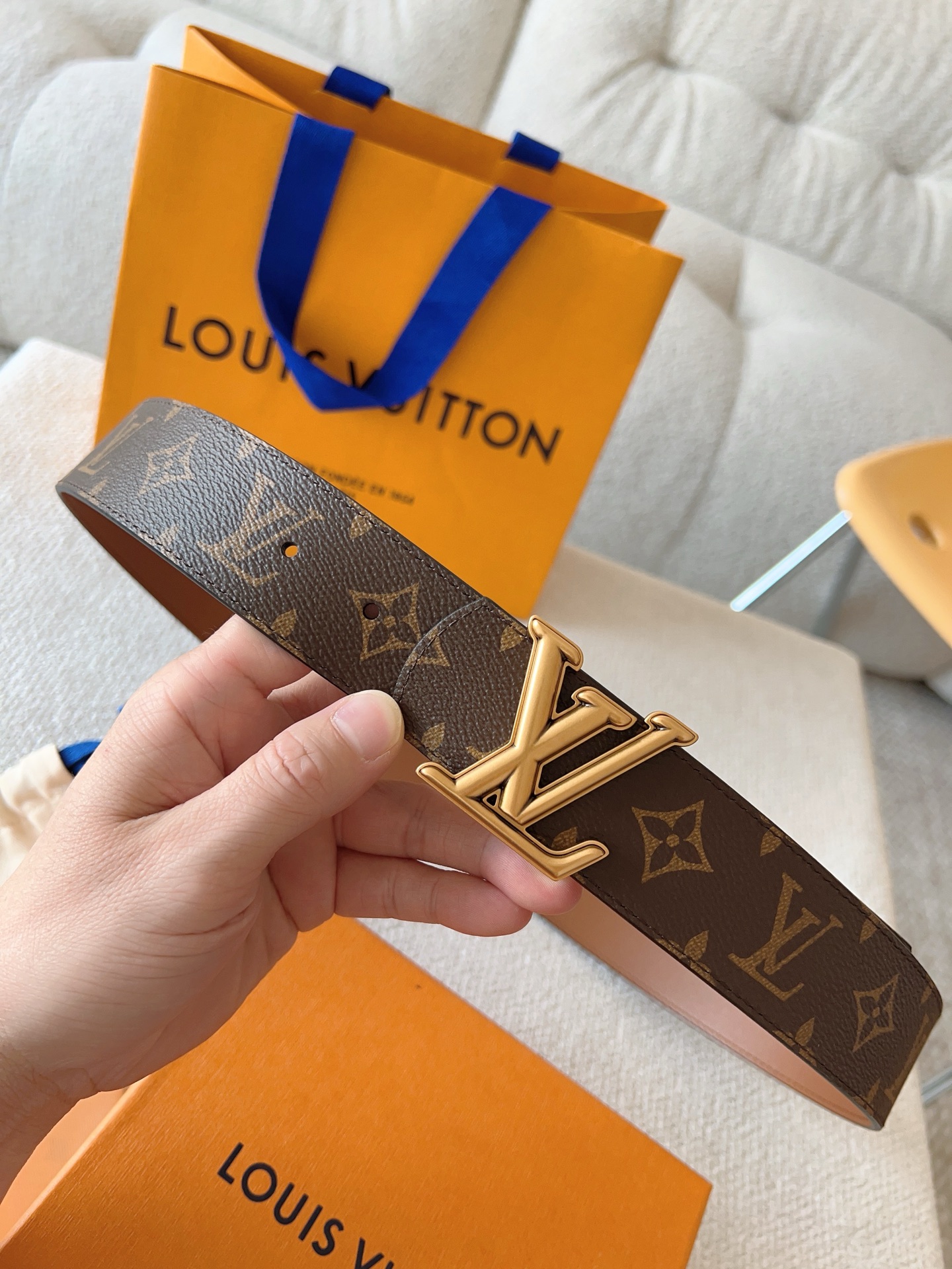 Louis Vuitton 代购级 LV Dimension 双面腰带将创意传承与华美街头风范共冶一炉 彰显创意总监 Pharrell Williams 的 远见