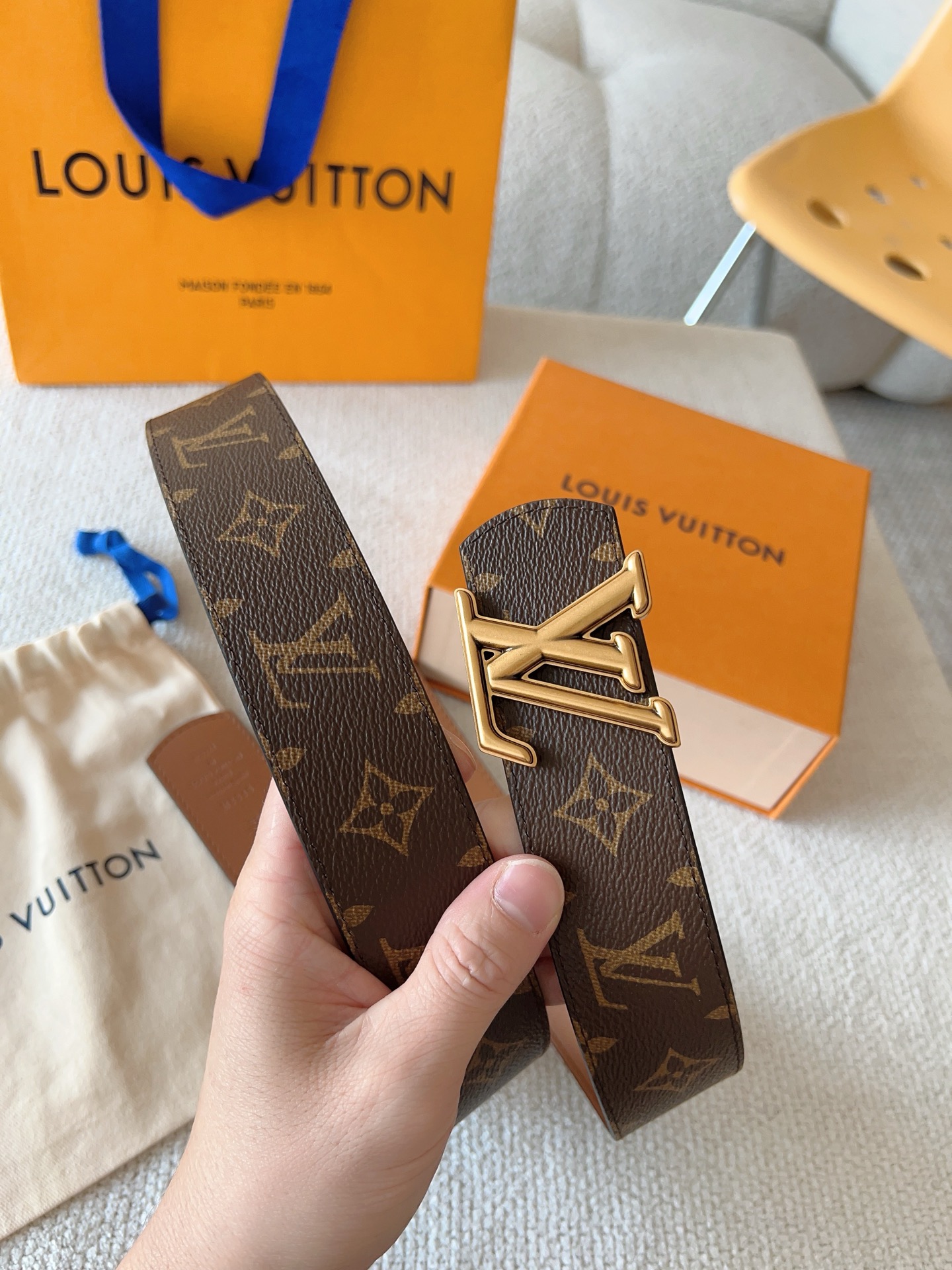 Louis Vuitton 代购级 LV Dimension 双面腰带将创意传承与华美街头风范共冶一炉 彰显创意总监 Pharrell Williams 的 远见