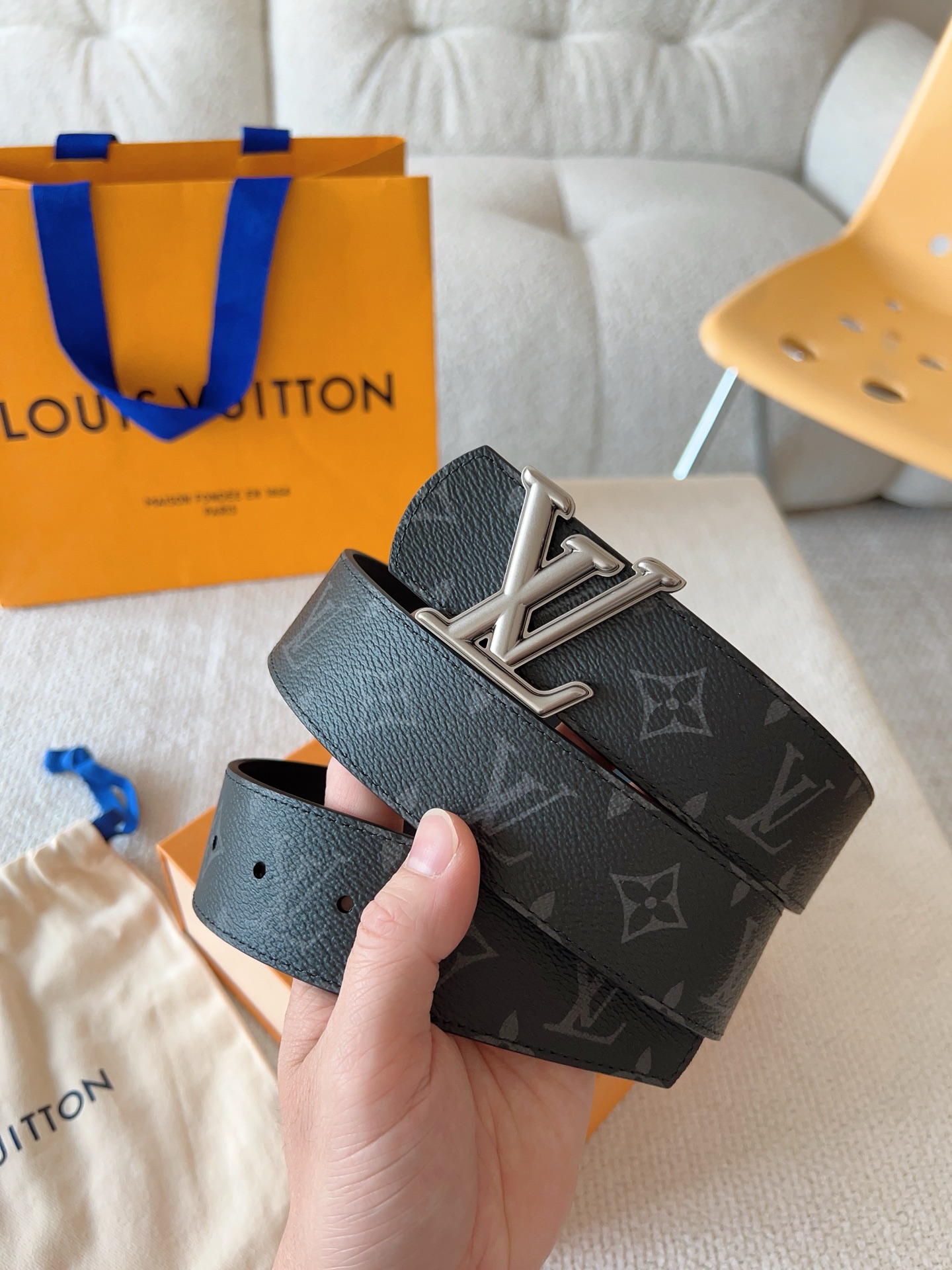 Louis Vuitton 代购级 LV Dimension 双面腰带将创意传承与华美街头风范共冶一炉 彰显创意总监 Pharrell Williams 的 远见