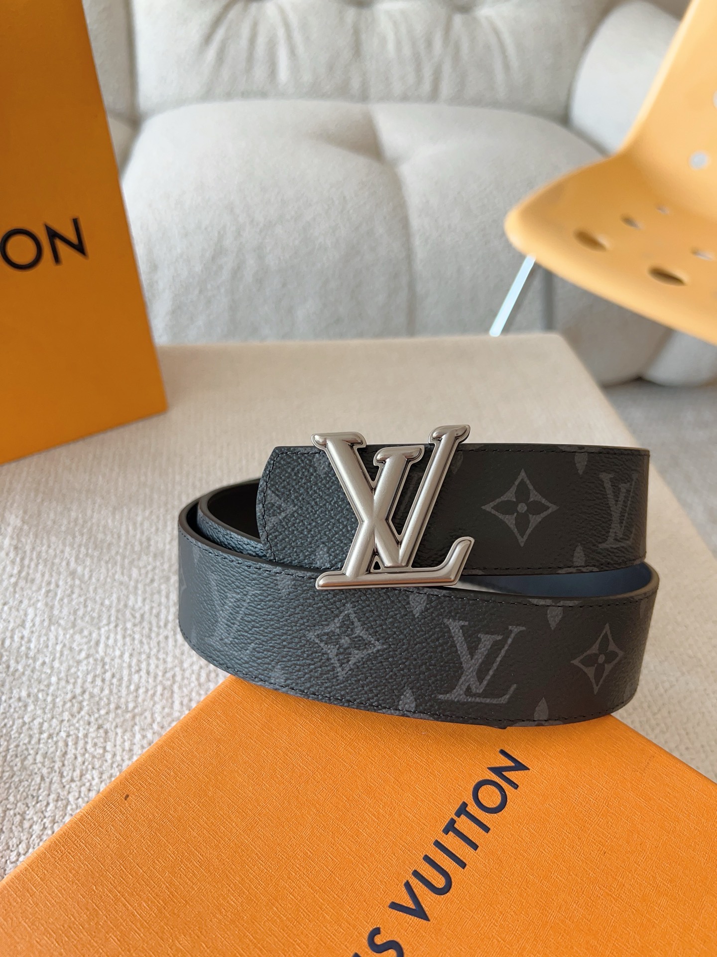 Louis Vuitton 代购级 LV Dimension 双面腰带将创意传承与华美街头风范共冶一炉 彰显创意总监 Pharrell Williams 的 远见