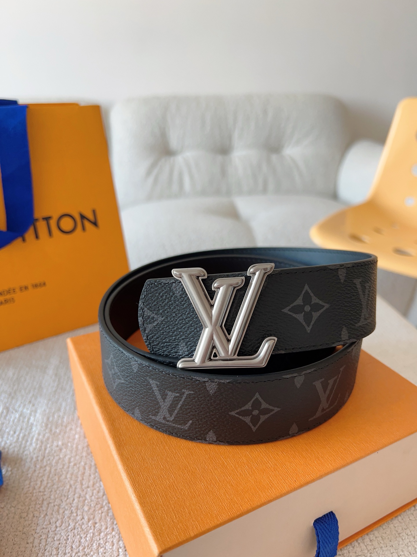 Louis Vuitton 代购级 LV Dimension 双面腰带将创意传承与华美街头风范共冶一炉 彰显创意总监 Pharrell Williams 的 远见