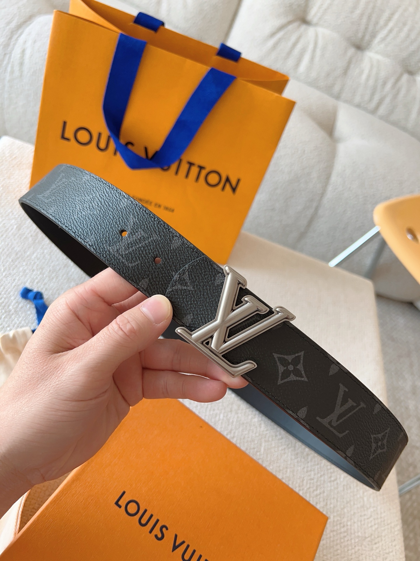 Louis Vuitton 代购级 LV Dimension 双面腰带将创意传承与华美街头风范共冶一炉 彰显创意总监 Pharrell Williams 的 远见