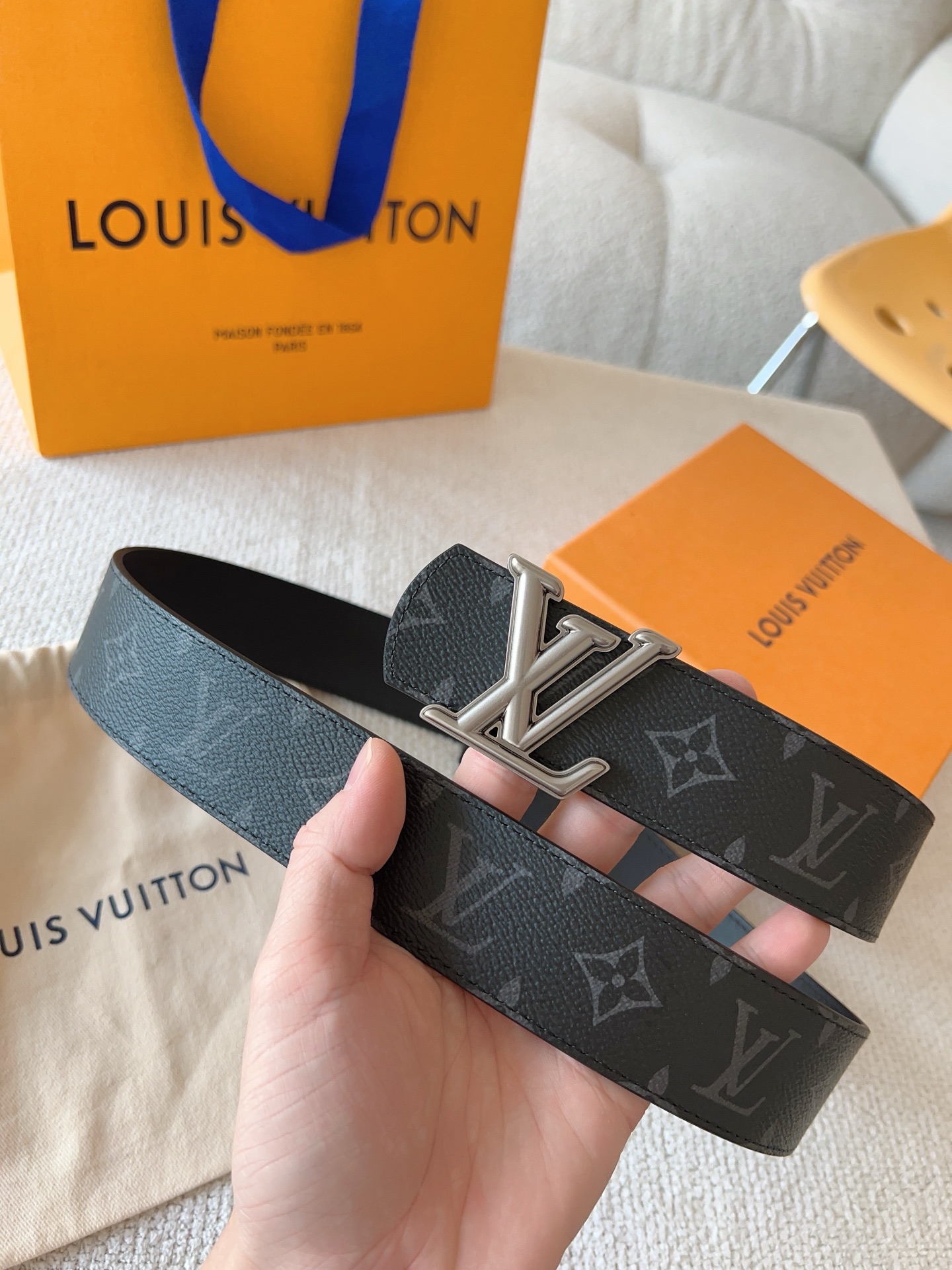 Louis Vuitton 代购级 LV Dimension 双面腰带将创意传承与华美街头风范共冶一炉 彰显创意总监 Pharrell Williams 的 远见
