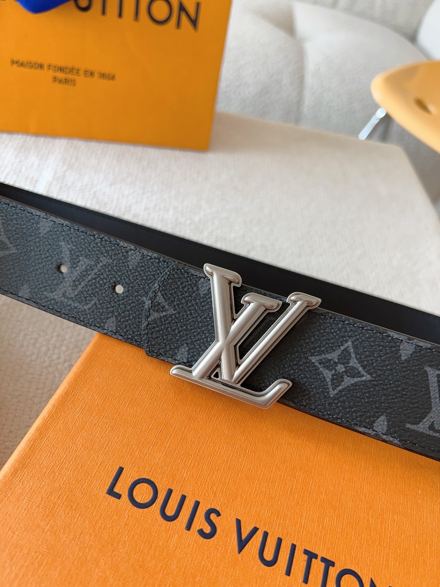 Louis Vuitton 代购级 LV Dimension 双面腰带将创意传承与华美街头风范共冶一炉 彰显创意总监 Pharrell Williams 的 远见