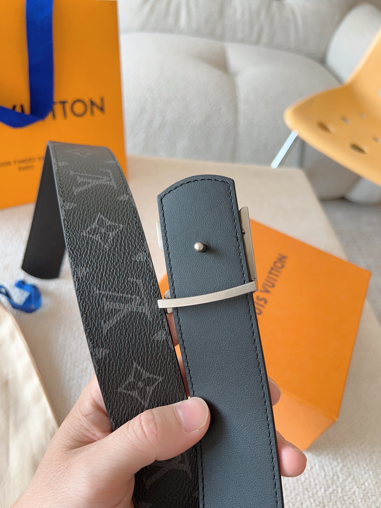 LV Dimension 双面腰带将创意传承与华美街头风范共冶一炉，彰显创意总监 Pharrell Wi