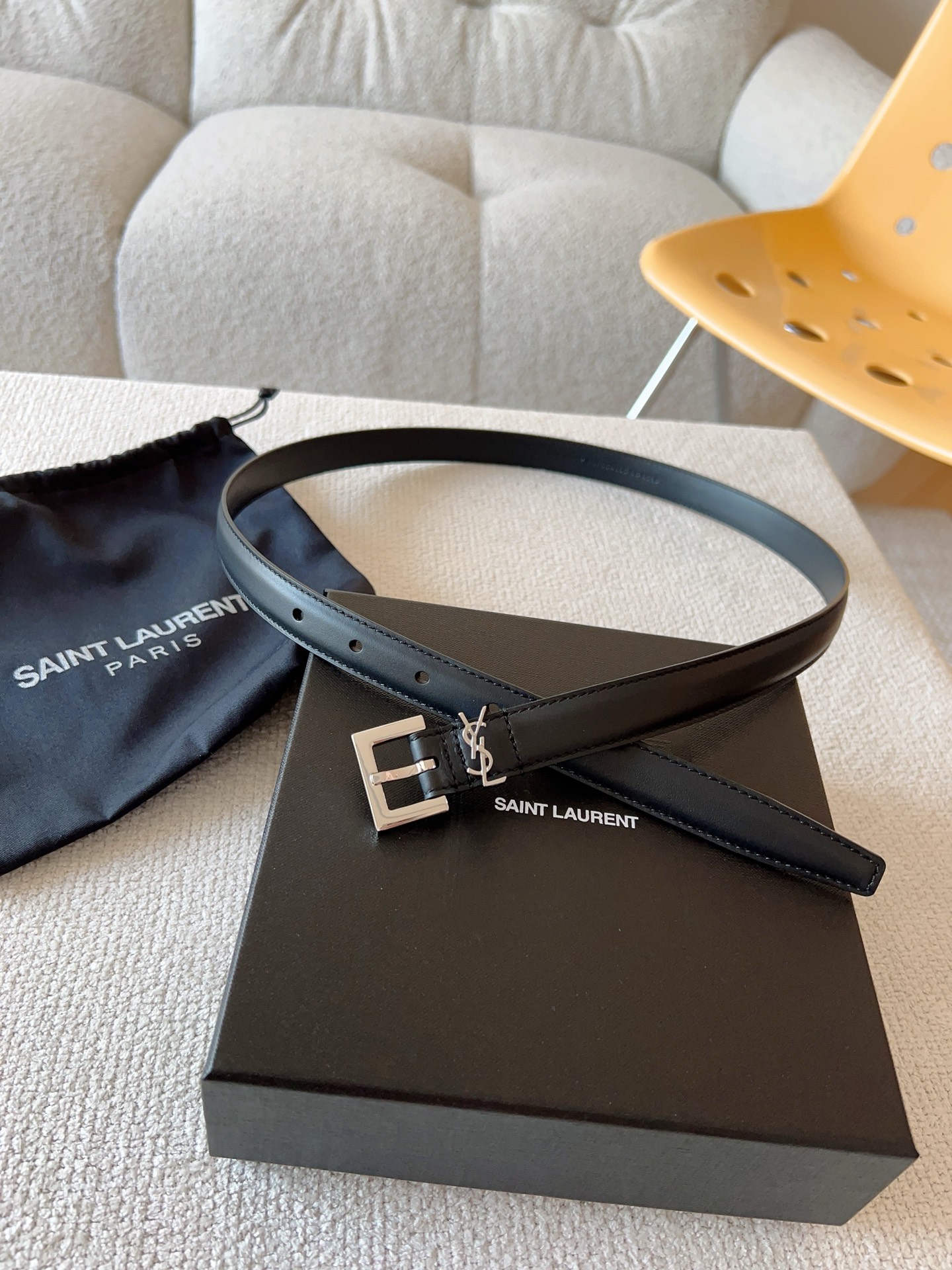  Saint Laurent 圣罗兰 女士腰带；（原版开模）为此凸显效果；产品每个细节都严格要求。进口小