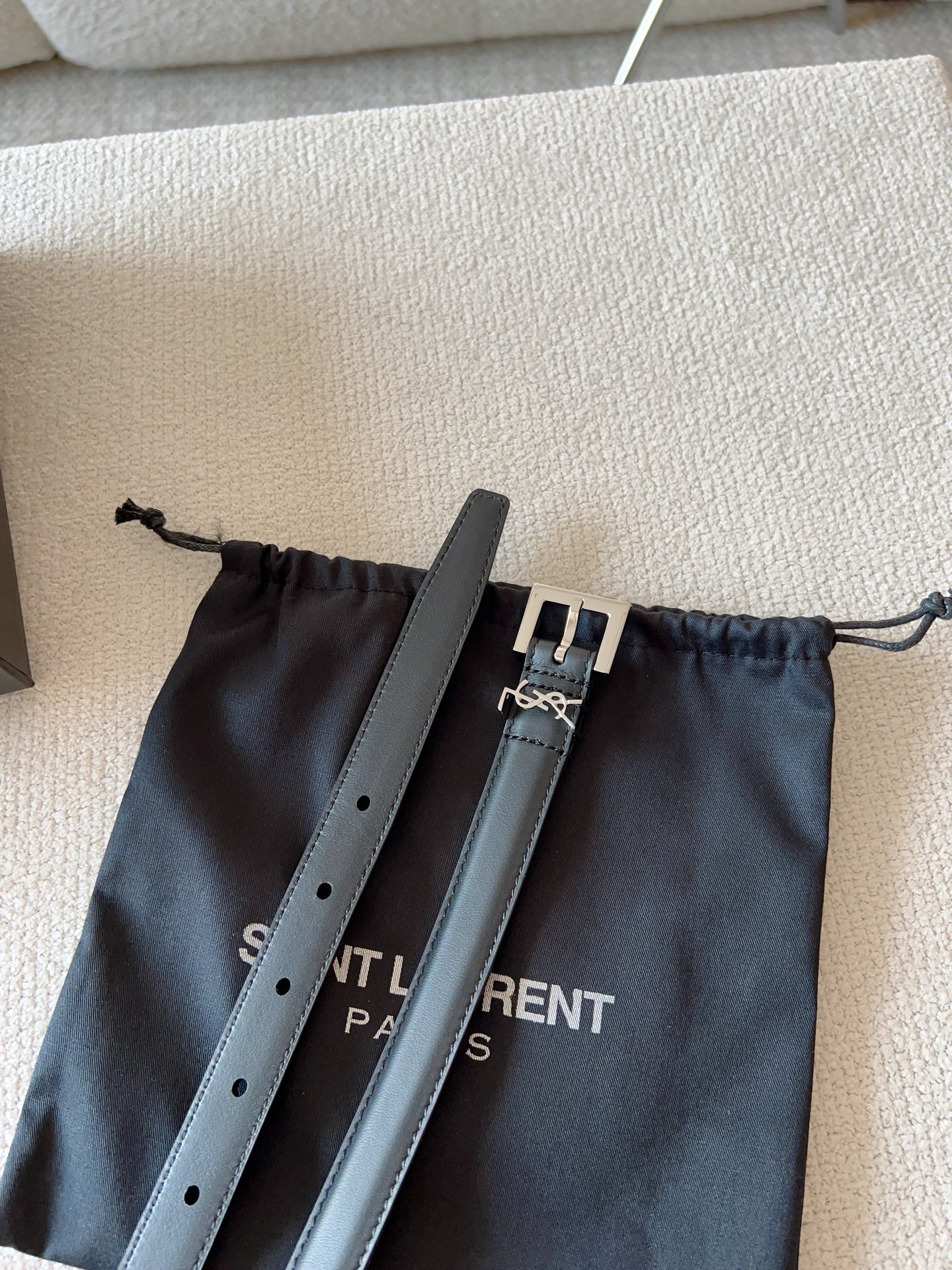  Saint Laurent 圣罗兰 女士腰带；（原版开模）为此凸显效果；产品每个细节都严格要求。进口小