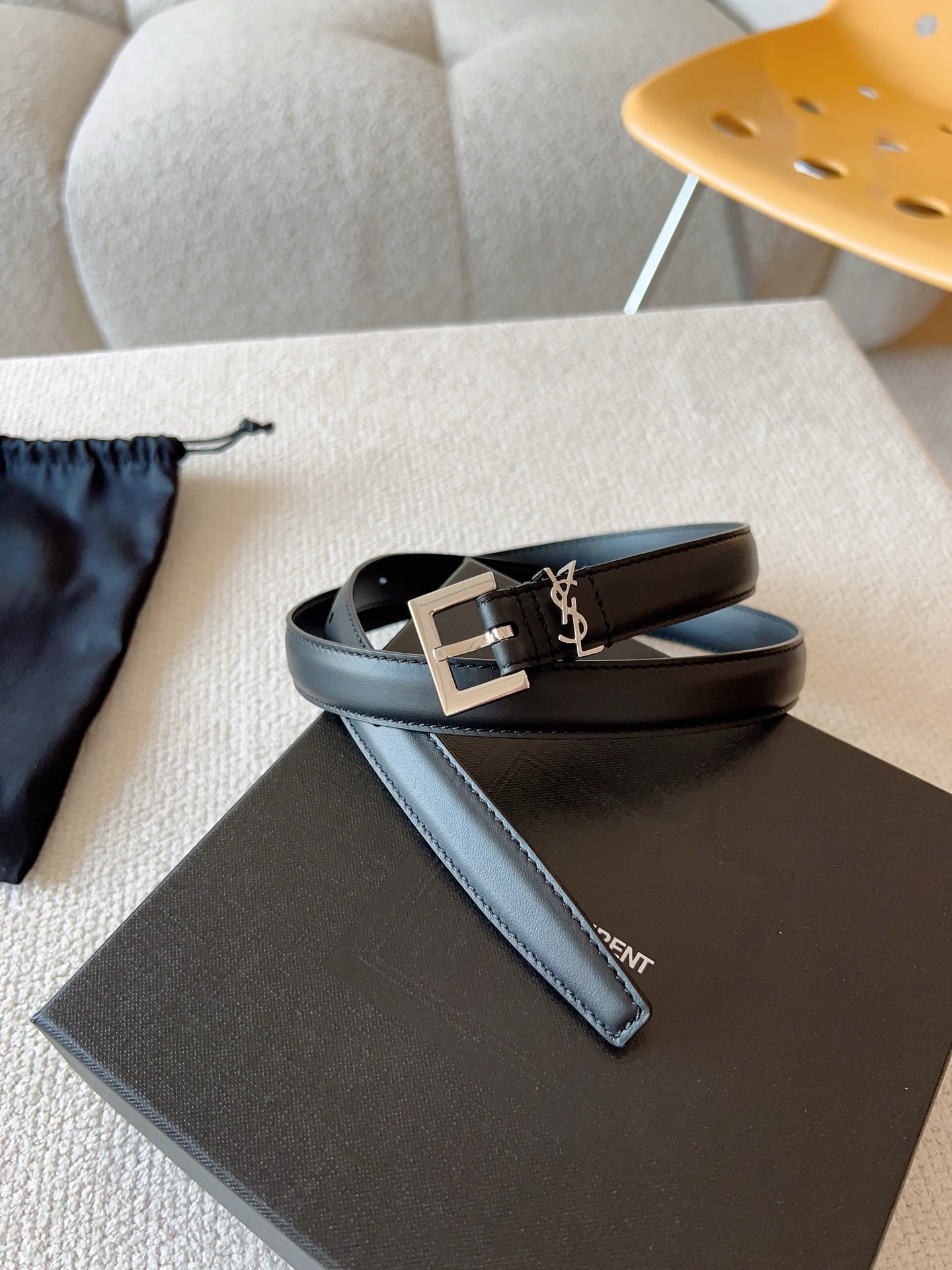 Saint Laurent 圣罗兰 女士腰带；（原版开模）为此凸显效果；产品每个细节都严格要求。进口小