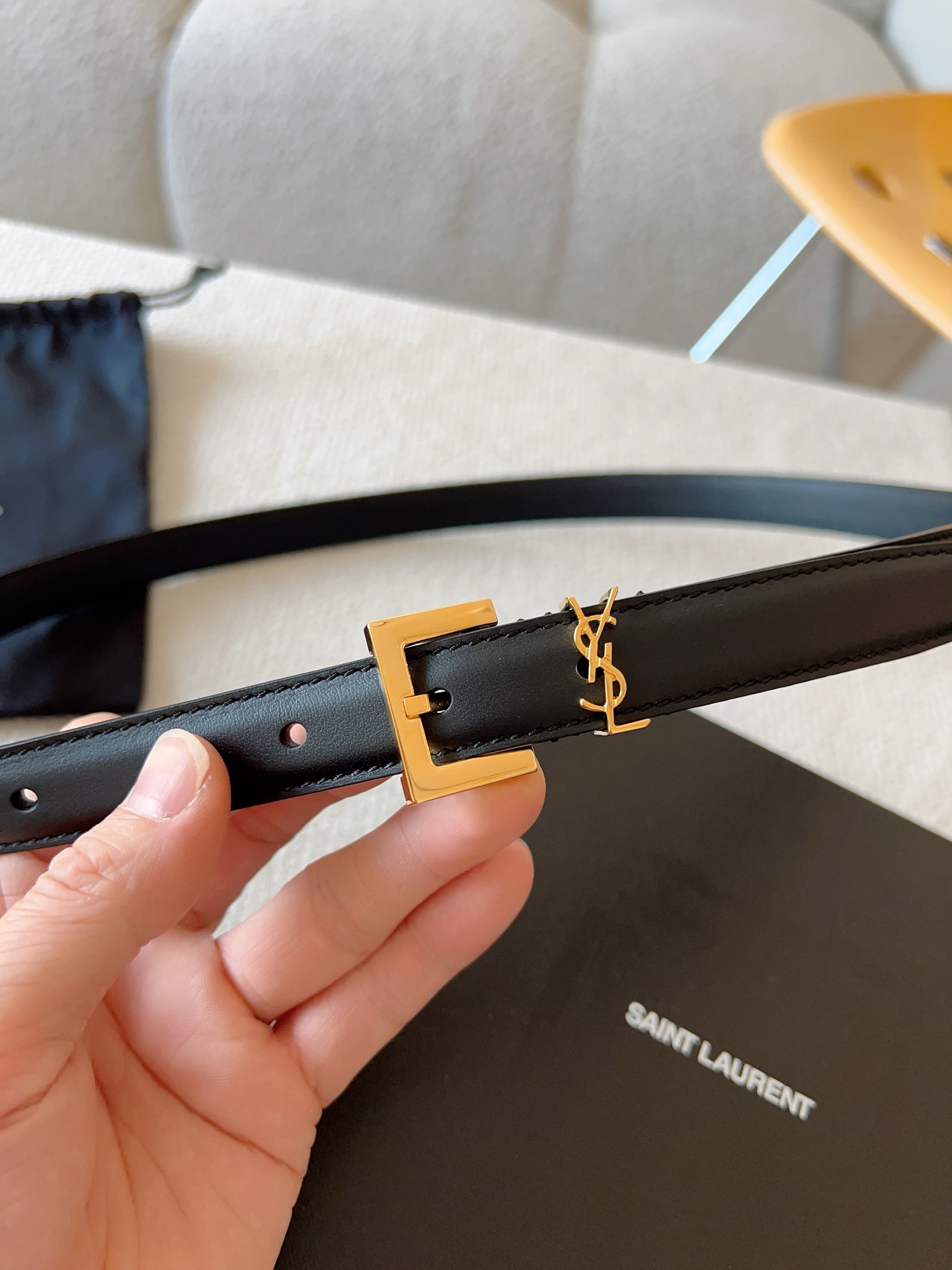  Saint Laurent 圣罗兰 女士腰带；（原版开模）为此凸显效果；产品每个细节都严格要求。进口小