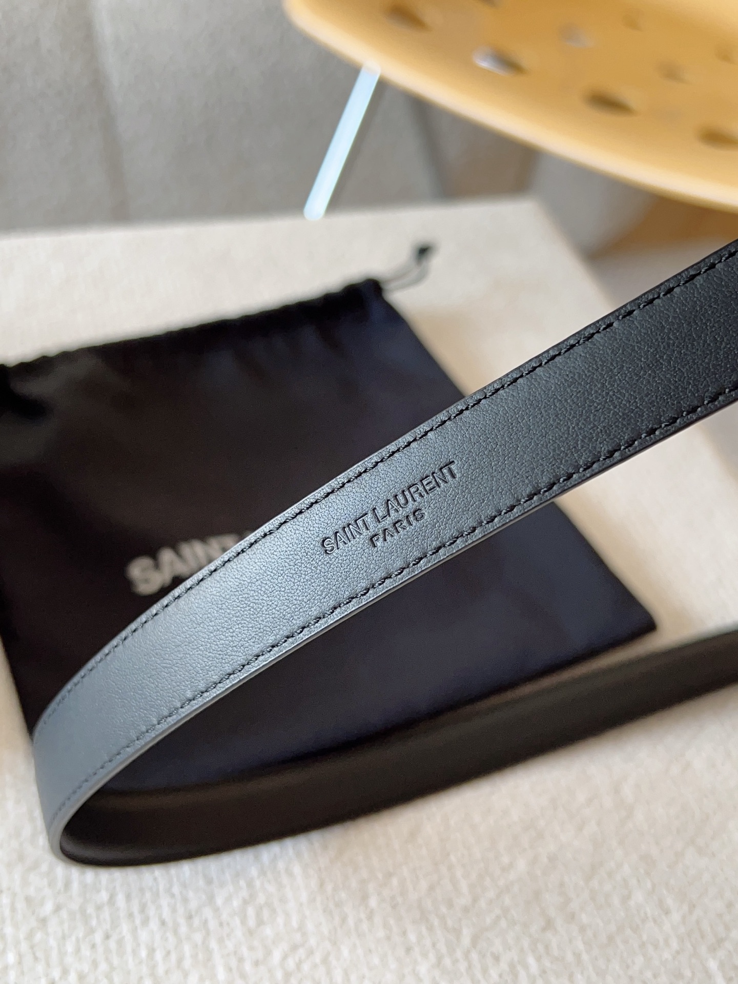  Saint Laurent 圣罗兰 女士腰带；（原版开模）为此凸显效果；产品每个细节都严格要求。进口小
