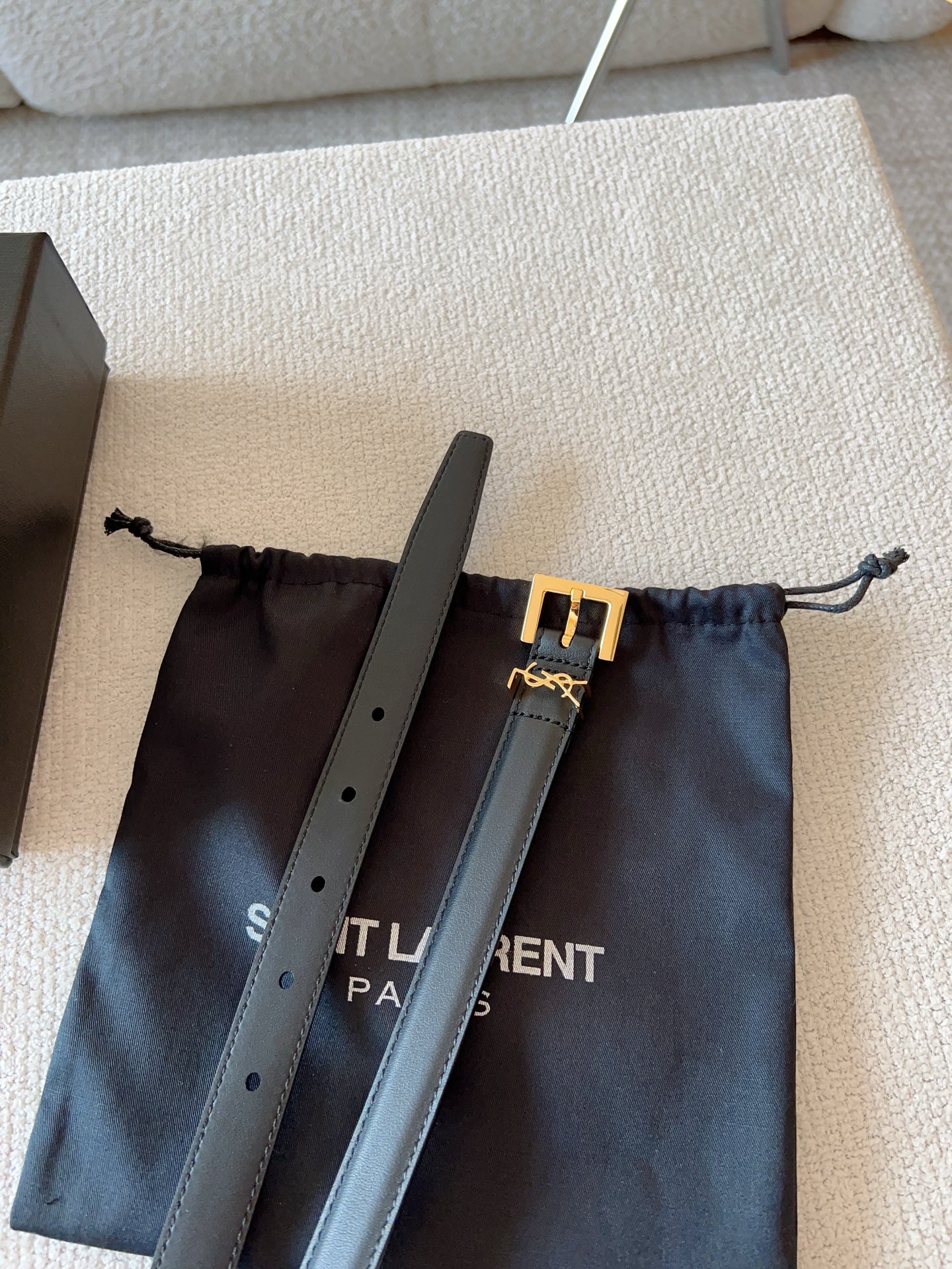  Saint Laurent 圣罗兰 女士腰带；（原版开模）为此凸显效果；产品每个细节都严格要求。进口小