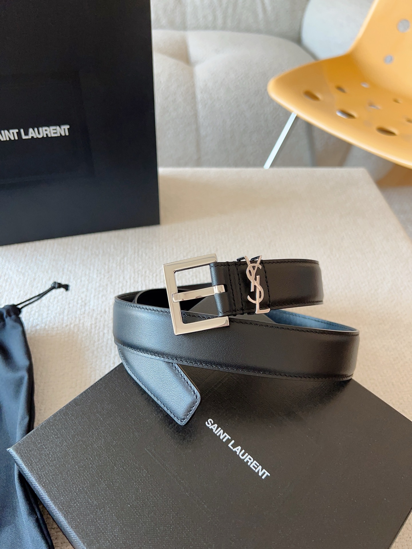  Saint Laurent 圣罗兰 女士腰带；（原版开模）为此凸显效果；产品每个细节都严格要求。进口小