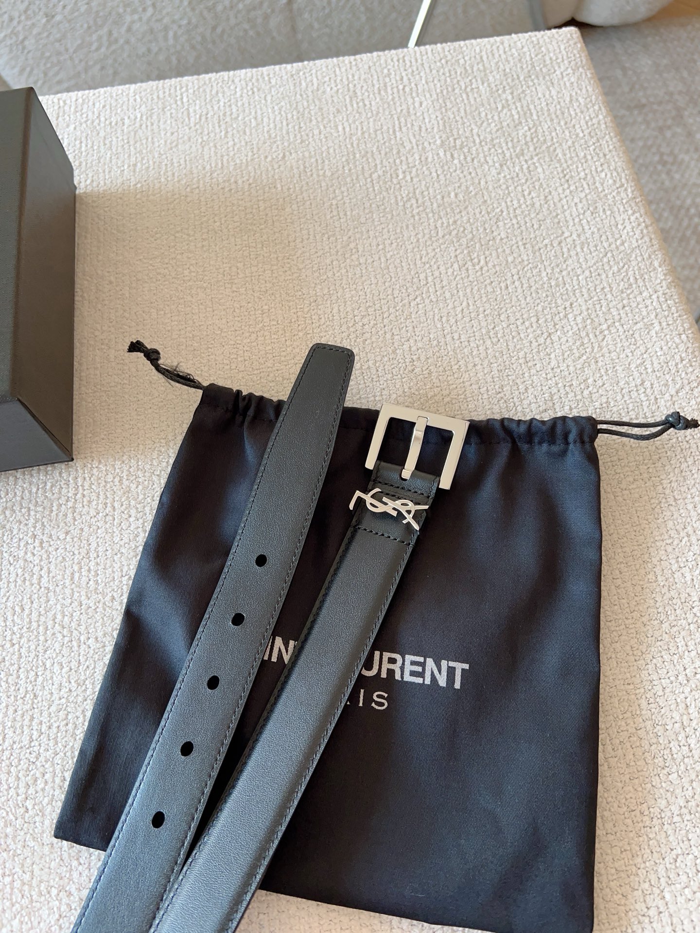  Saint Laurent 圣罗兰 女士腰带；（原版开模）为此凸显效果；产品每个细节都严格要求。进口小