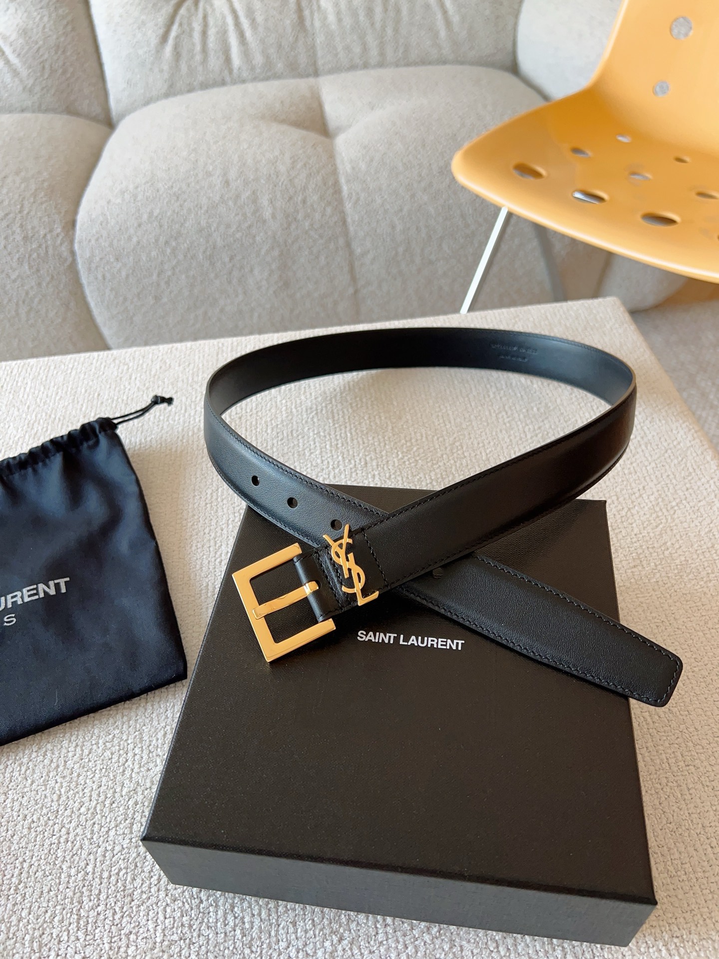  Saint Laurent 圣罗兰 女士腰带；（原版开模）为此凸显效果；产品每个细节都严格要求。进口小