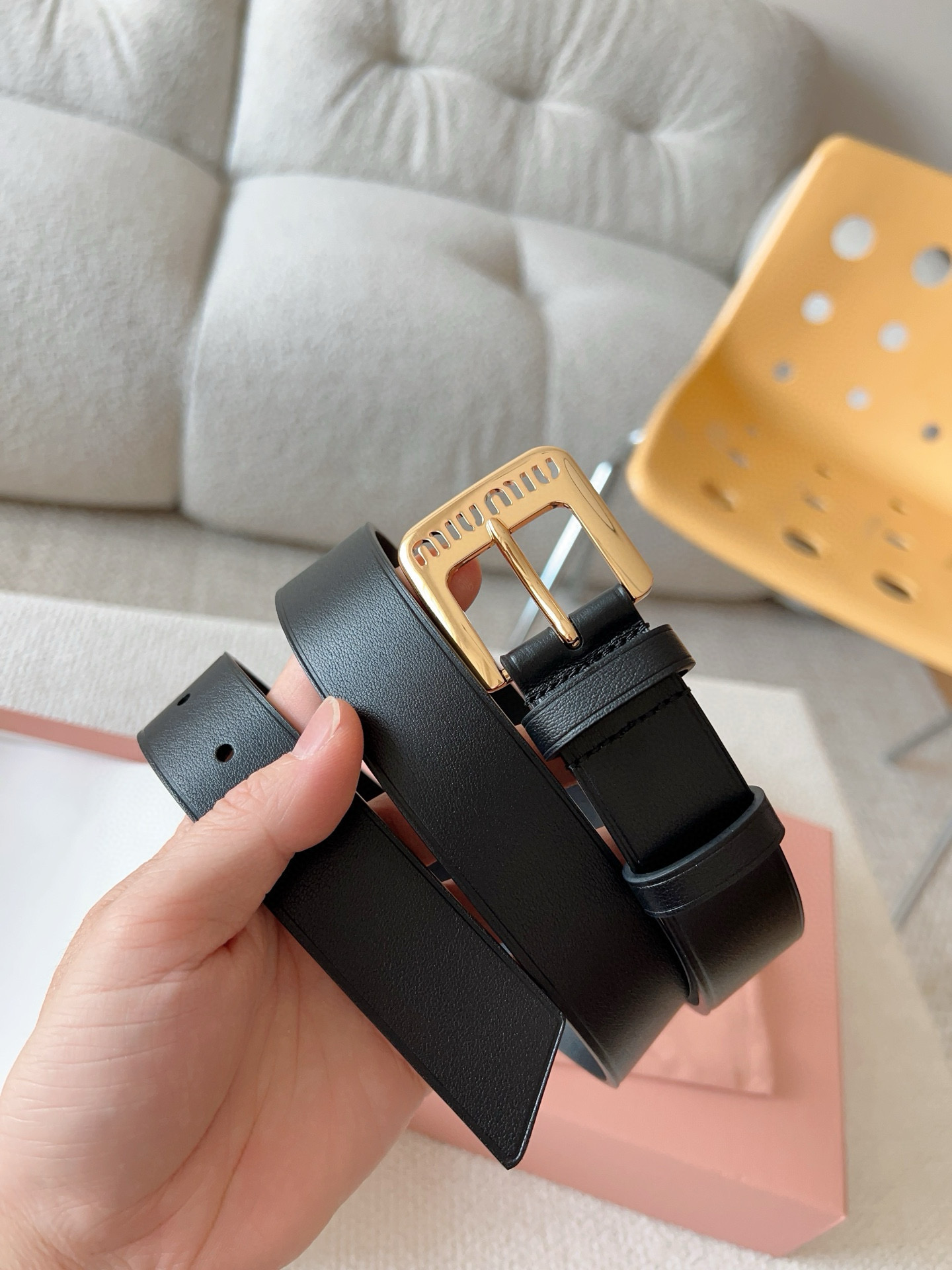 NO:552506,The design of this leather belt from Miu Miu is simple and elegant. The metal buckle is decorated with the Miu Miu logo, and the brand style can be seen at a glance. The combination of metal details and iconic elements highlights the exquisite material of the Miu Miu belt. Versatile, practical, casual and elegant, it can be easily worn no matter what style!  Belt width 30mm, belt, miumiu19860909Miu Miu这款皮革腰带设计简约而优雅.金属搭扣饰以Miu Miu徽标,品牌格调一览无余.结合金属细节和标志性元素,彰显Miu Miu腰带的精致材质.百搭、实用、休闲、优雅,无论何种造型风格,均可轻松驾驭！皮带宽度30mm,皮带,miumiu,Belt