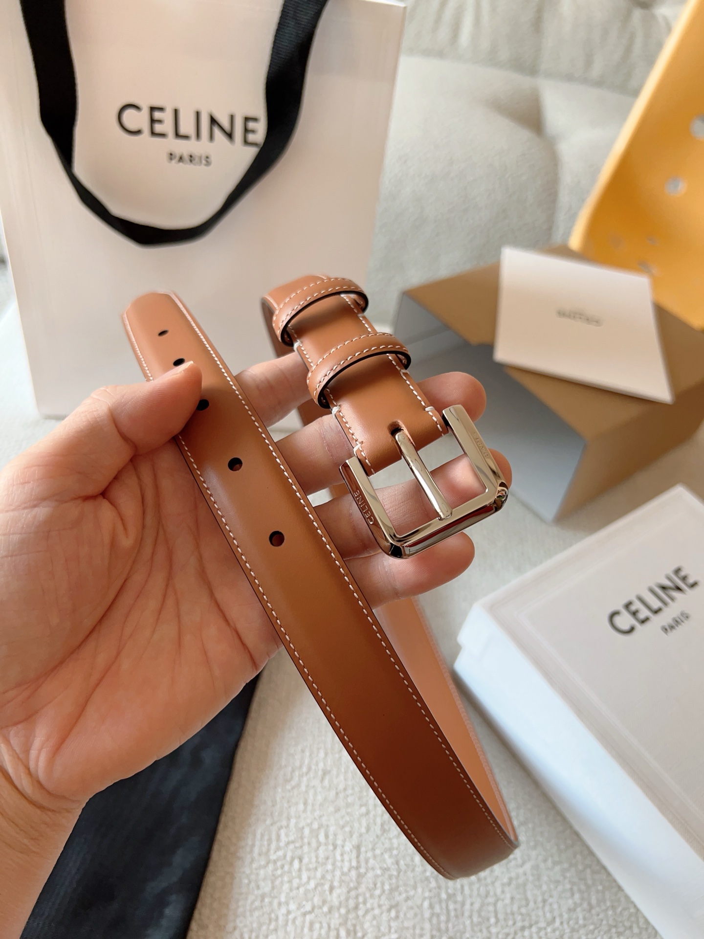 赛琳（CELINE）ELEGANT CHARM TAURILLON皮革腰带。设计独特：抛光金属精品针扣，简约而不简单，彰显品味。无论是休闲装还是正装，都能轻松驾驭，提升整体造型感。皮带宽度：25mm
