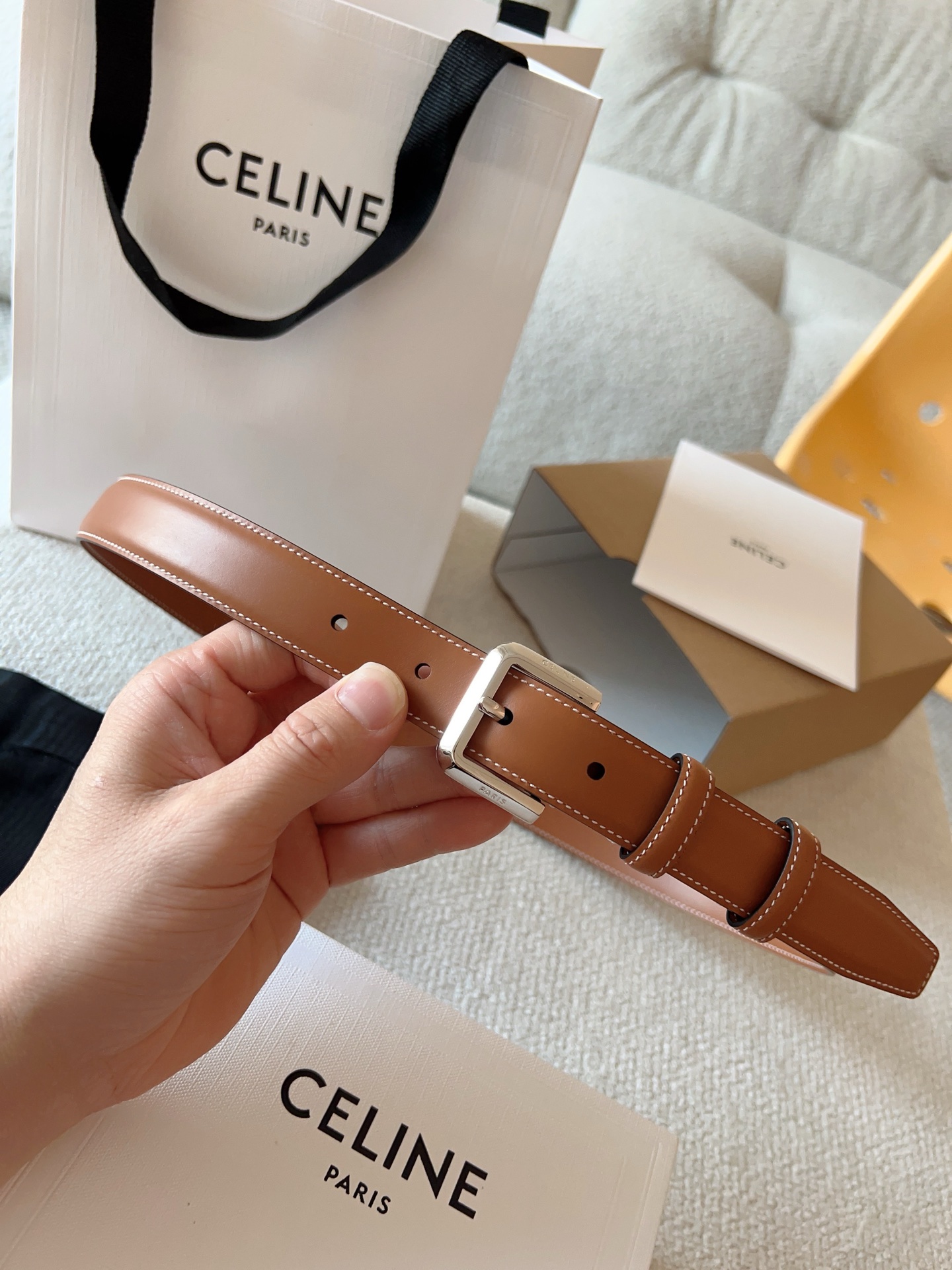 赛琳（CELINE）ELEGANT CHARM TAURILLON皮革腰带。设计独特：抛光金属精品针扣，简约而不简单，彰显品味。无论是休闲装还是正装，都能轻松驾驭，提升整体造型感。皮带宽度：25mm