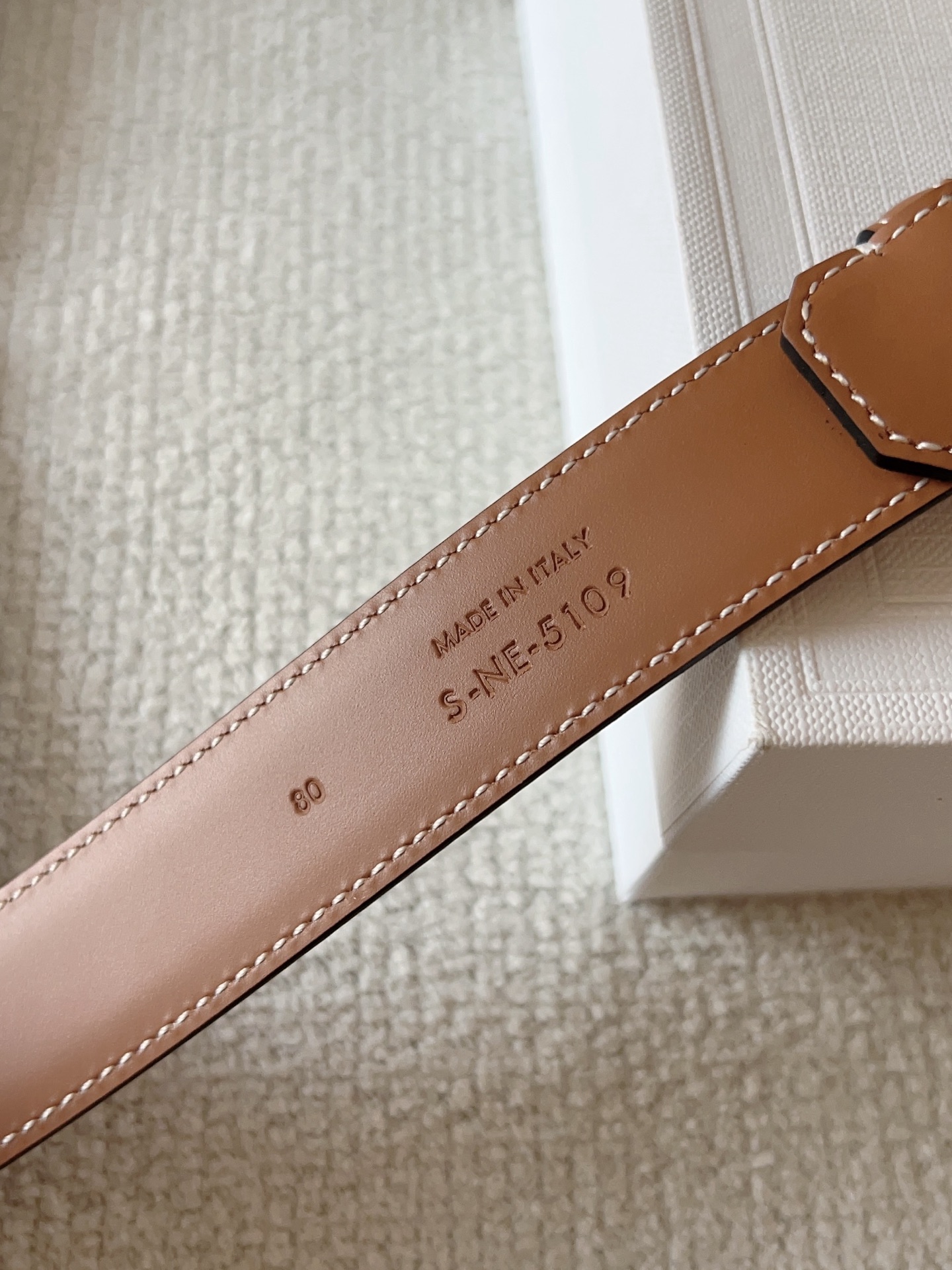 赛琳（CELINE）ELEGANT CHARM TAURILLON皮革腰带。设计独特：抛光金属精品针扣，简约而不简单，彰显品味。无论是休闲装还是正装，都能轻松驾驭，提升整体造型感。皮带宽度：25mm