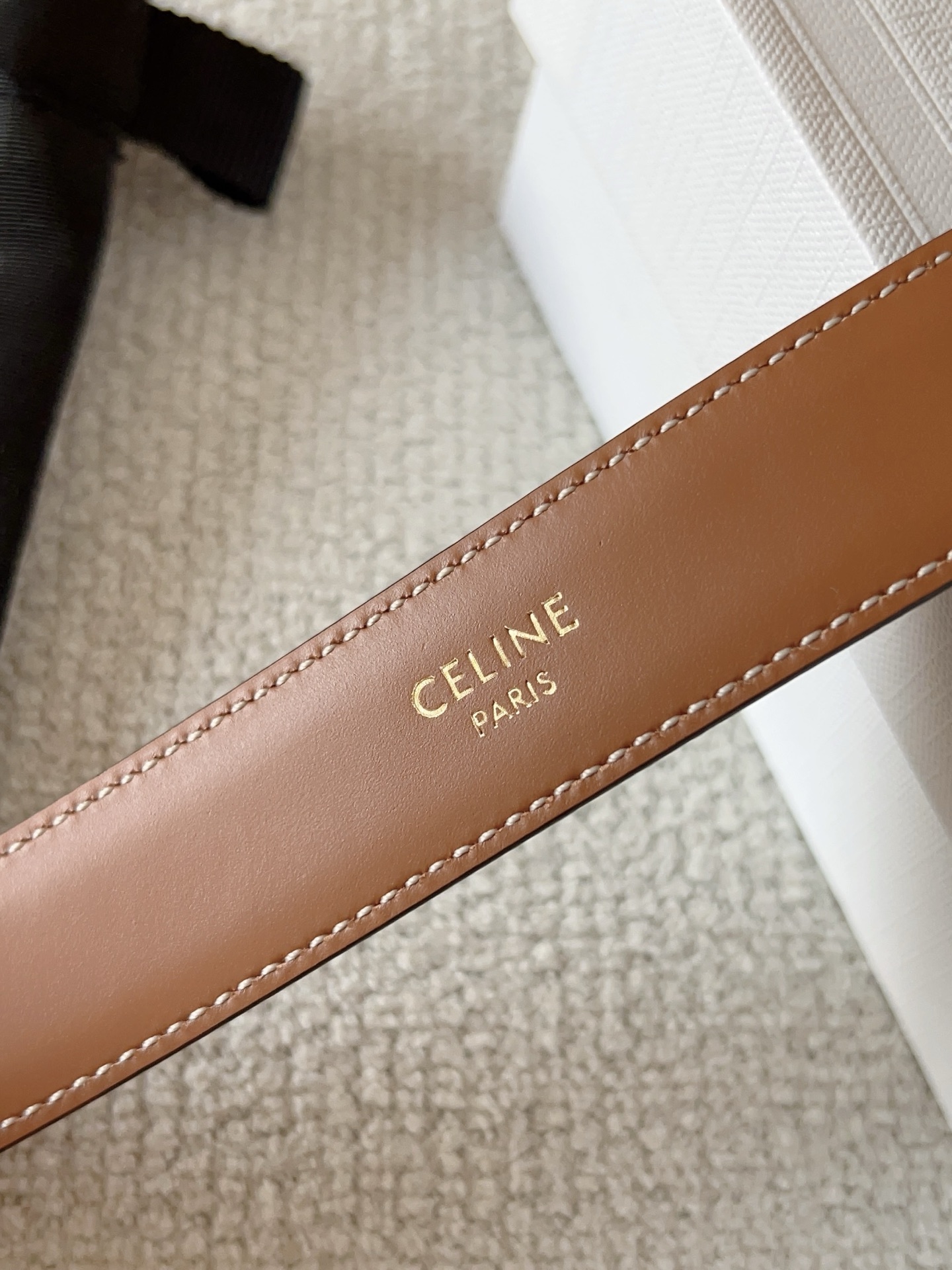 赛琳（CELINE）ELEGANT CHARM TAURILLON皮革腰带。设计独特：抛光金属精品针扣，简约而不简单，彰显品味。无论是休闲装还是正装，都能轻松驾驭，提升整体造型感。皮带宽度：25mm