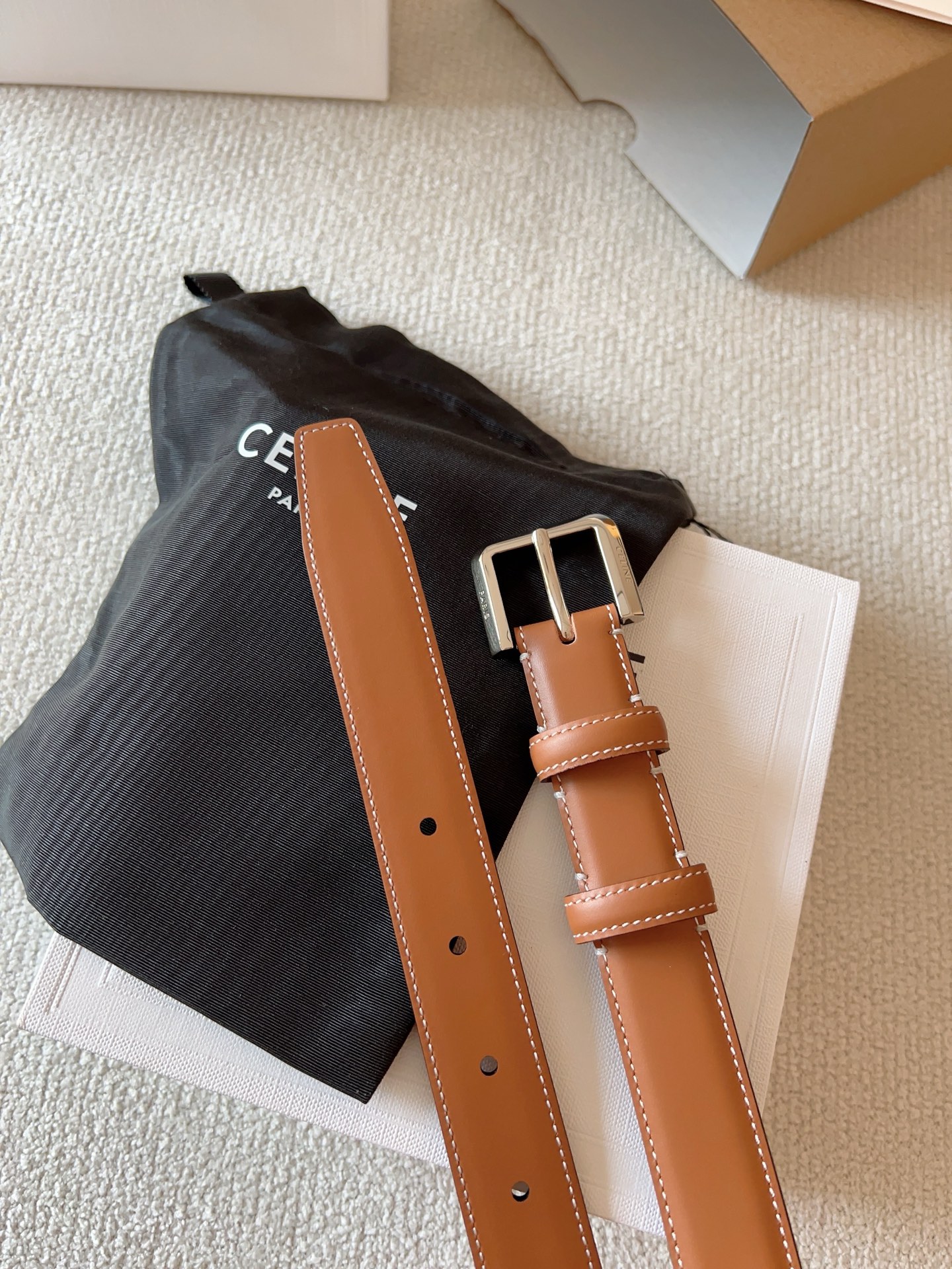 赛琳（CELINE）ELEGANT CHARM TAURILLON皮革腰带。设计独特：抛光金属精品针扣，简约而不简单，彰显品味。无论是休闲装还是正装，都能轻松驾驭，提升整体造型感。皮带宽度：25mm