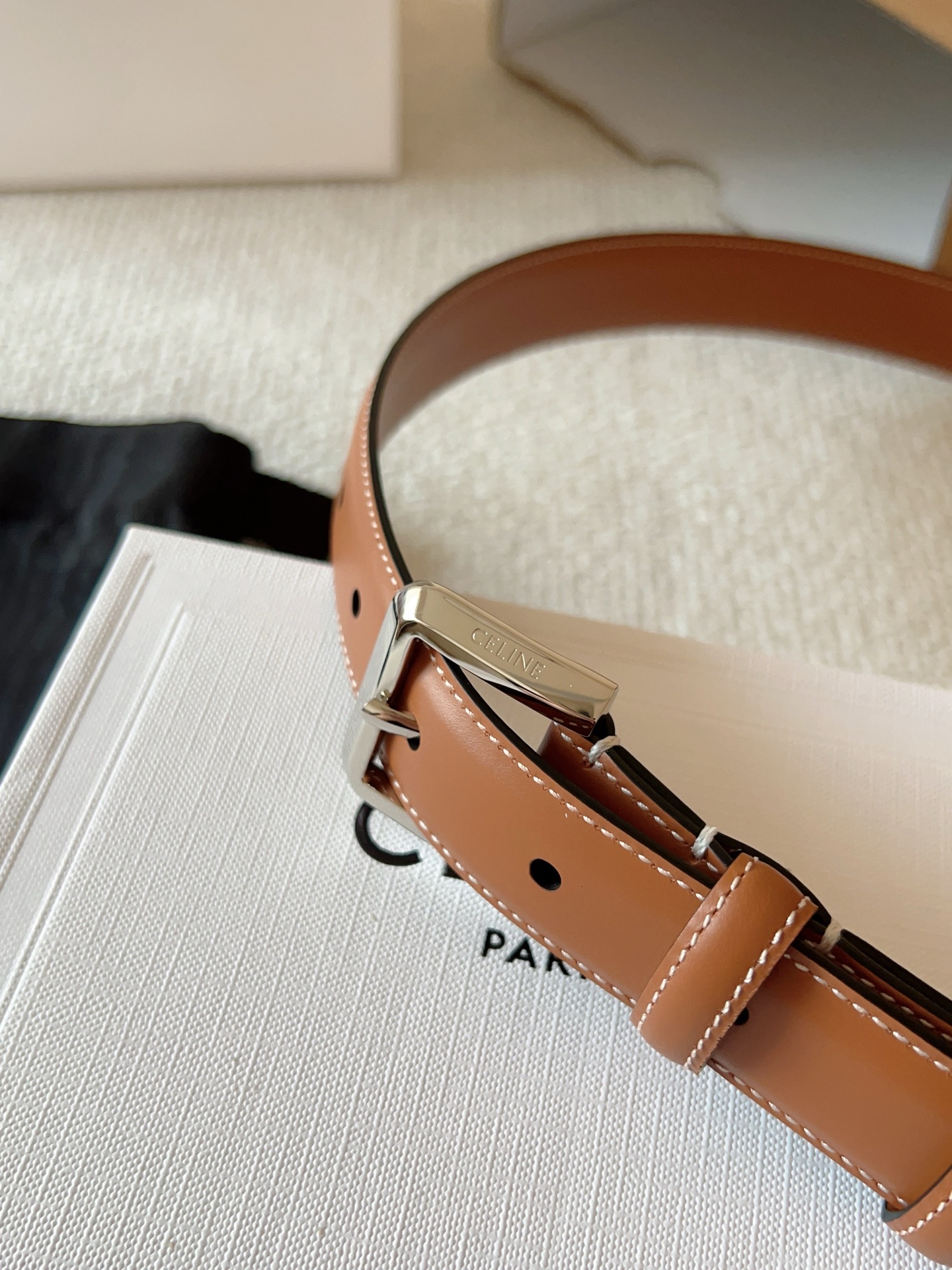 赛琳（CELINE）ELEGANT CHARM TAURILLON皮革腰带。设计独特：抛光金属精品针扣，简约而不简单，彰显品味。无论是休闲装还是正装，都能轻松驾驭，提升整体造型感。皮带宽度：25mm
