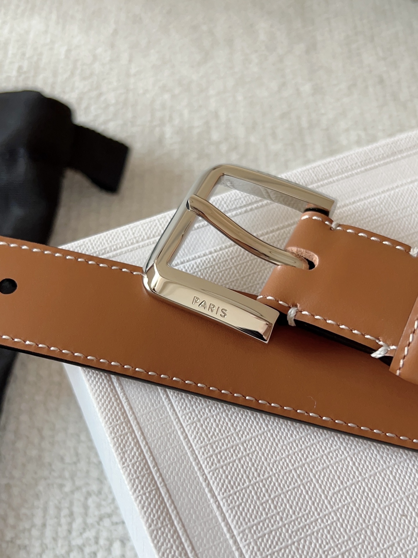 赛琳（CELINE）ELEGANT CHARM TAURILLON皮革腰带。设计独特：抛光金属精品针扣，简约而不简单，彰显品味。无论是休闲装还是正装，都能轻松驾驭，提升整体造型感。皮带宽度：25mm