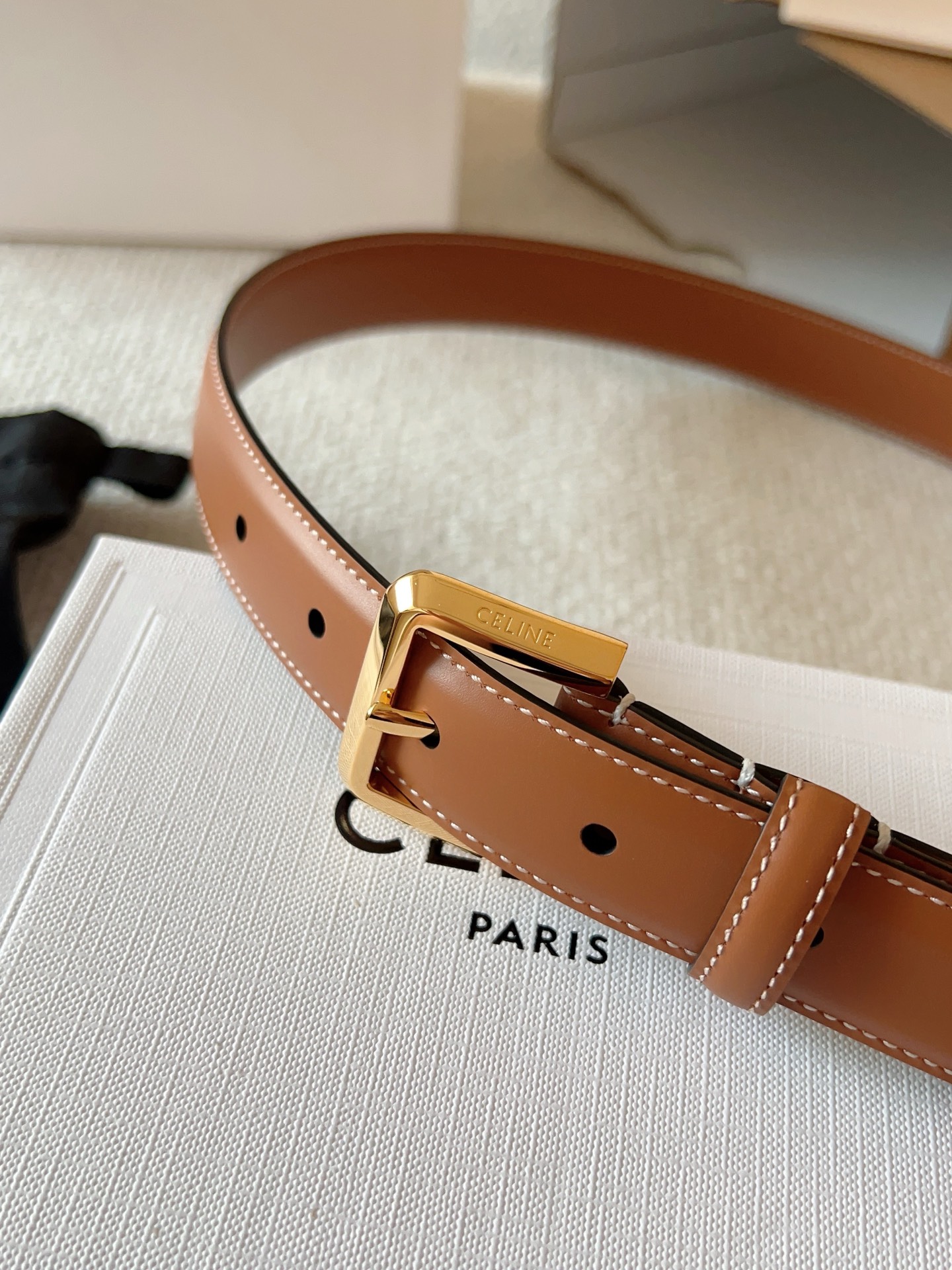 赛琳（CELINE）ELEGANT CHARM TAURILLON皮革腰带。设计独特：抛光金属精品针扣，简约而不简单，彰显品味。无论是休闲装还是正装，都能轻松驾驭，提升整体造型感。皮带宽度：25mm