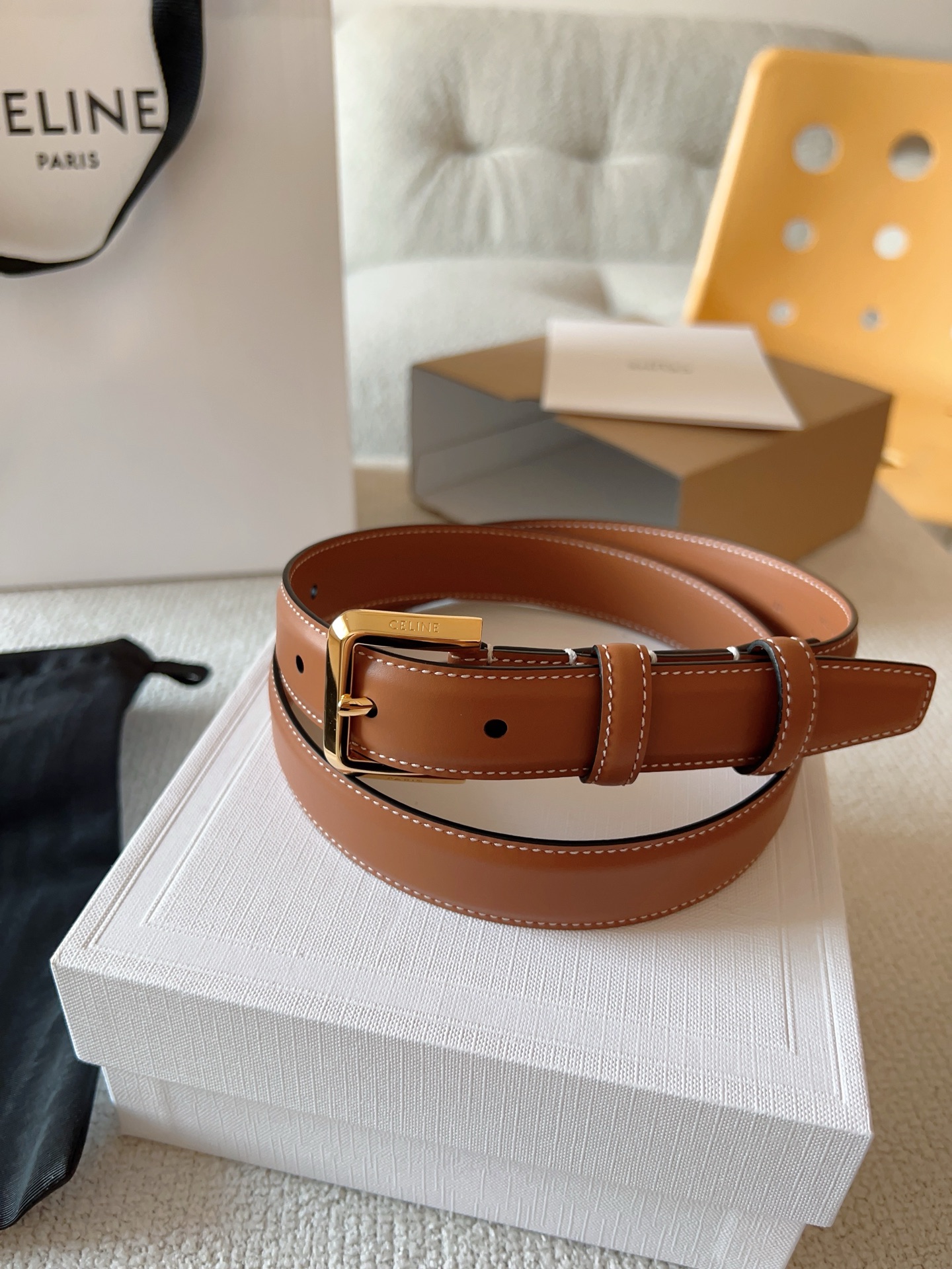 赛琳（CELINE）ELEGANT CHARM TAURILLON皮革腰带。设计独特：抛光金属精品针扣，简约而不简单，彰显品味。无论是休闲装还是正装，都能轻松驾驭，提升整体造型感。皮带宽度：25mm