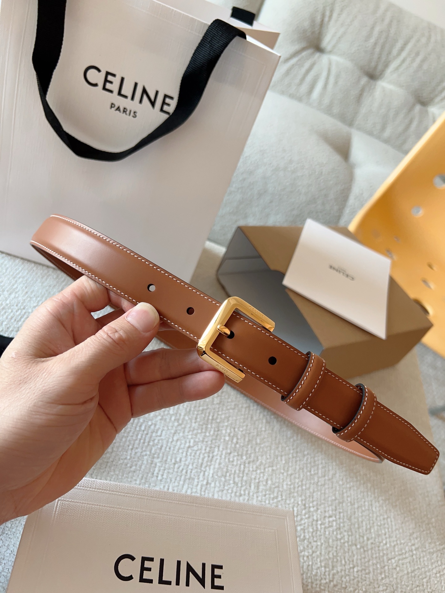 赛琳（CELINE）ELEGANT CHARM TAURILLON皮革腰带。设计独特：抛光金属精品针扣，简约而不简单，彰显品味。无论是休闲装还是正装，都能轻松驾驭，提升整体造型感。皮带宽度：25mm