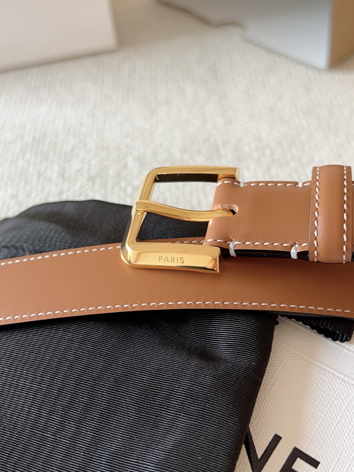 赛琳（CELINE）ELEGANT CHARM TAURILLON皮革腰带。设计独特：抛光金属精品针扣，简约而不简单，彰显品味。无论是休闲装还是正装，都能轻松驾驭，提升整体造型感。皮带宽度：25mm