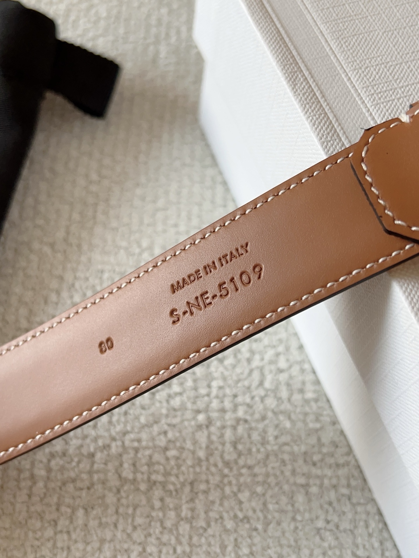 赛琳（CELINE）ELEGANT CHARM TAURILLON皮革腰带。设计独特：抛光金属精品针扣，简约而不简单，彰显品味。无论是休闲装还是正装，都能轻松驾驭，提升整体造型感。皮带宽度：25mm