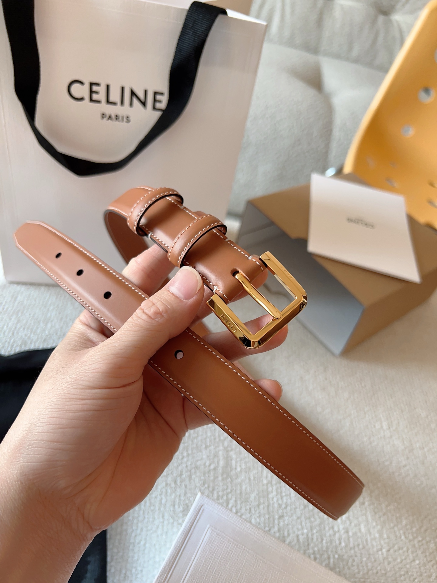 赛琳（CELINE）ELEGANT CHARM TAURILLON皮革腰带。设计独特：抛光金属精品针扣，简约而不简单，彰显品味。无论是休闲装还是正装，都能轻松驾驭，提升整体造型感。皮带宽度：25mm
